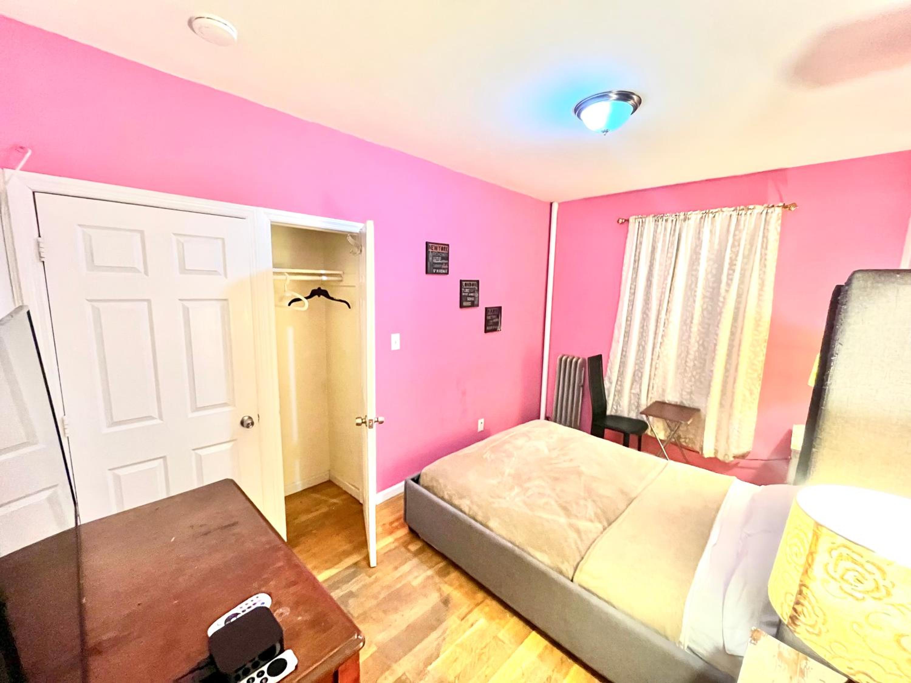 Queen Room photo 1