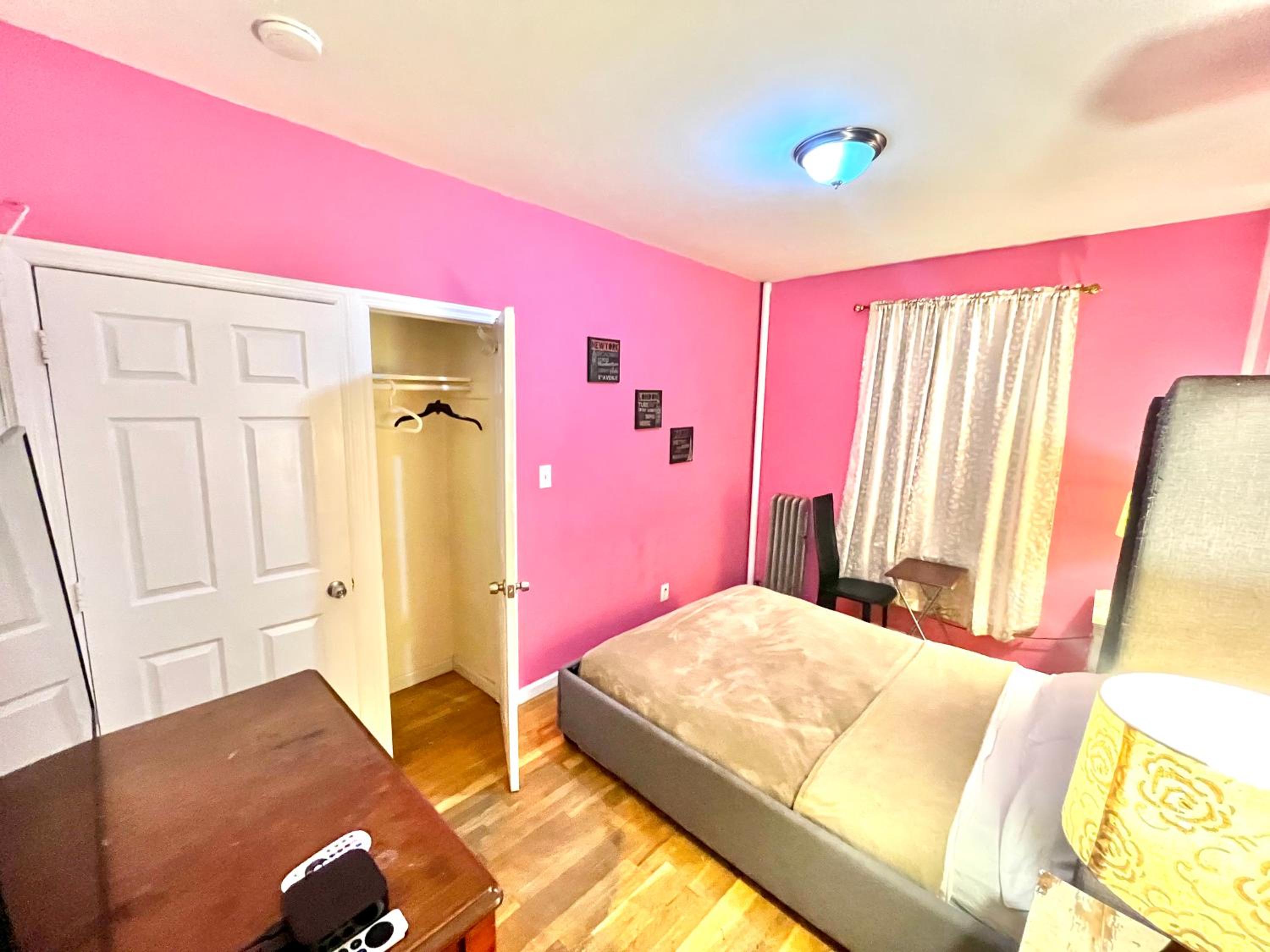 Queen Room photo 2