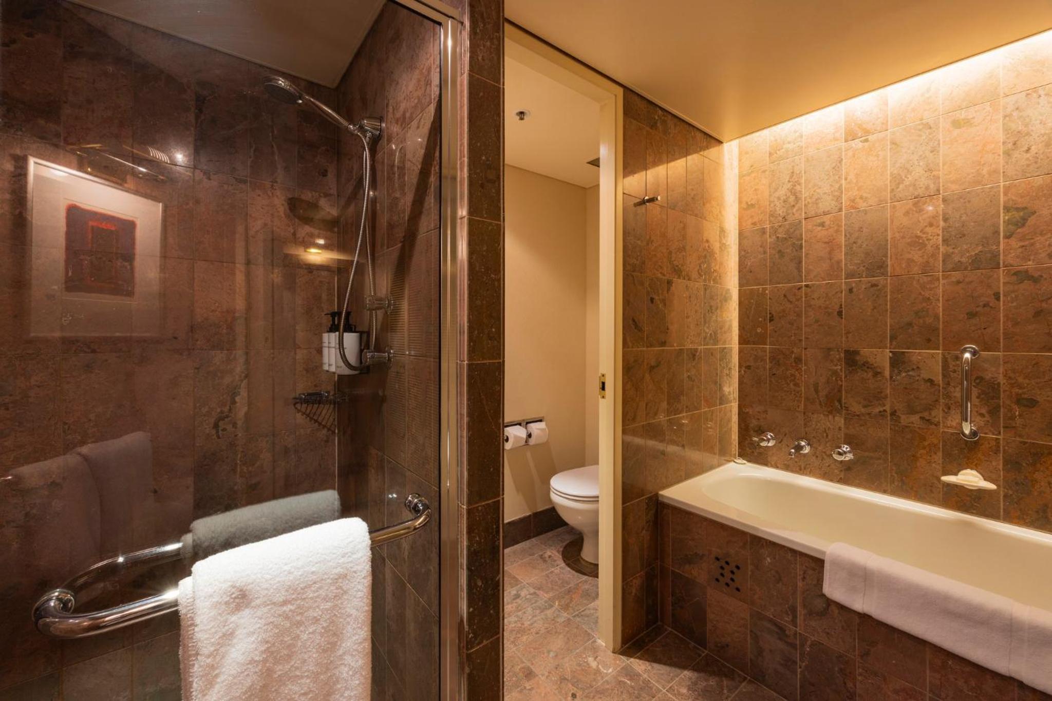 Junior King Suite with City View - Photo 4