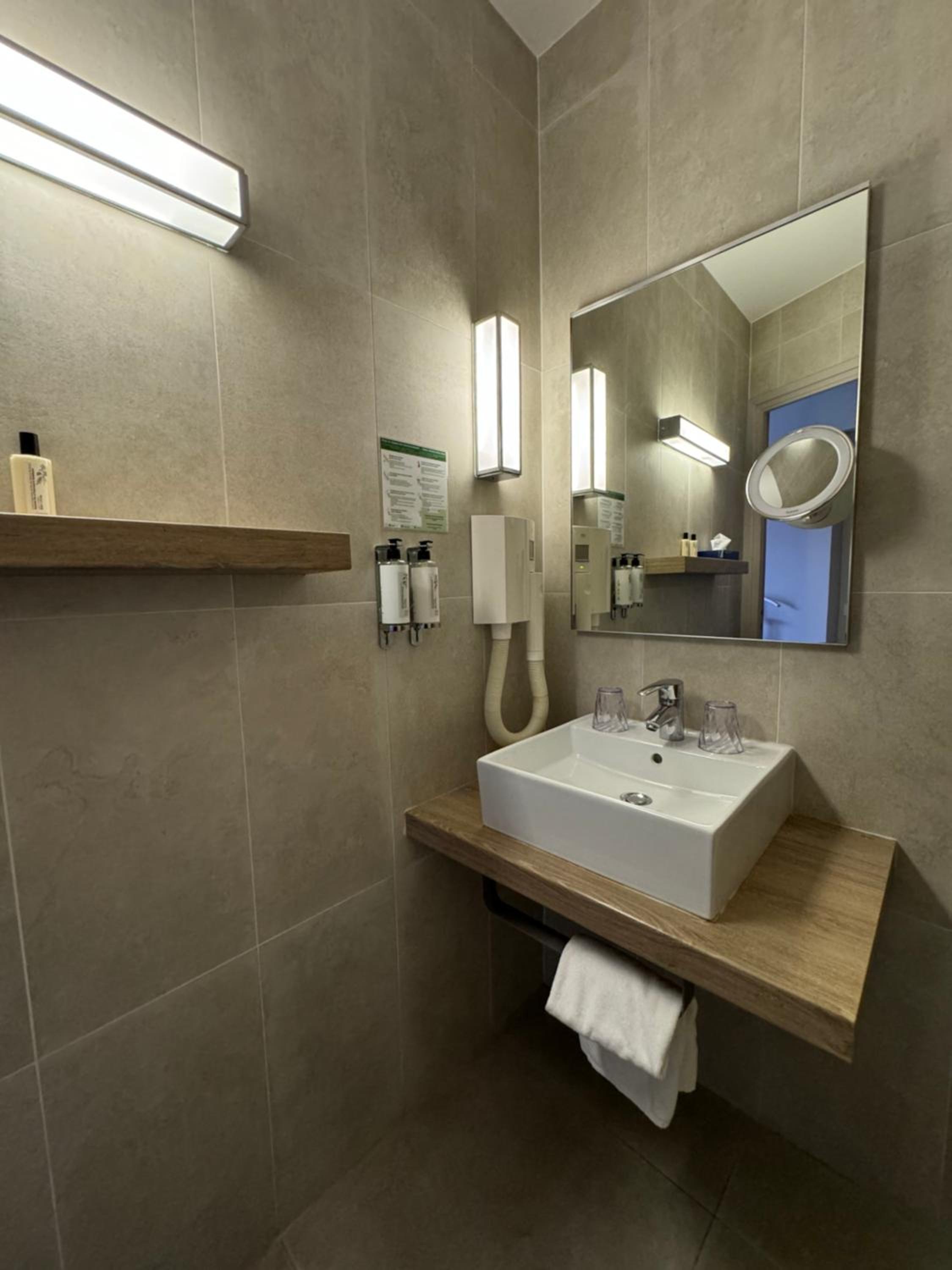 Double Room with Terrace and Pool View - Photo 6