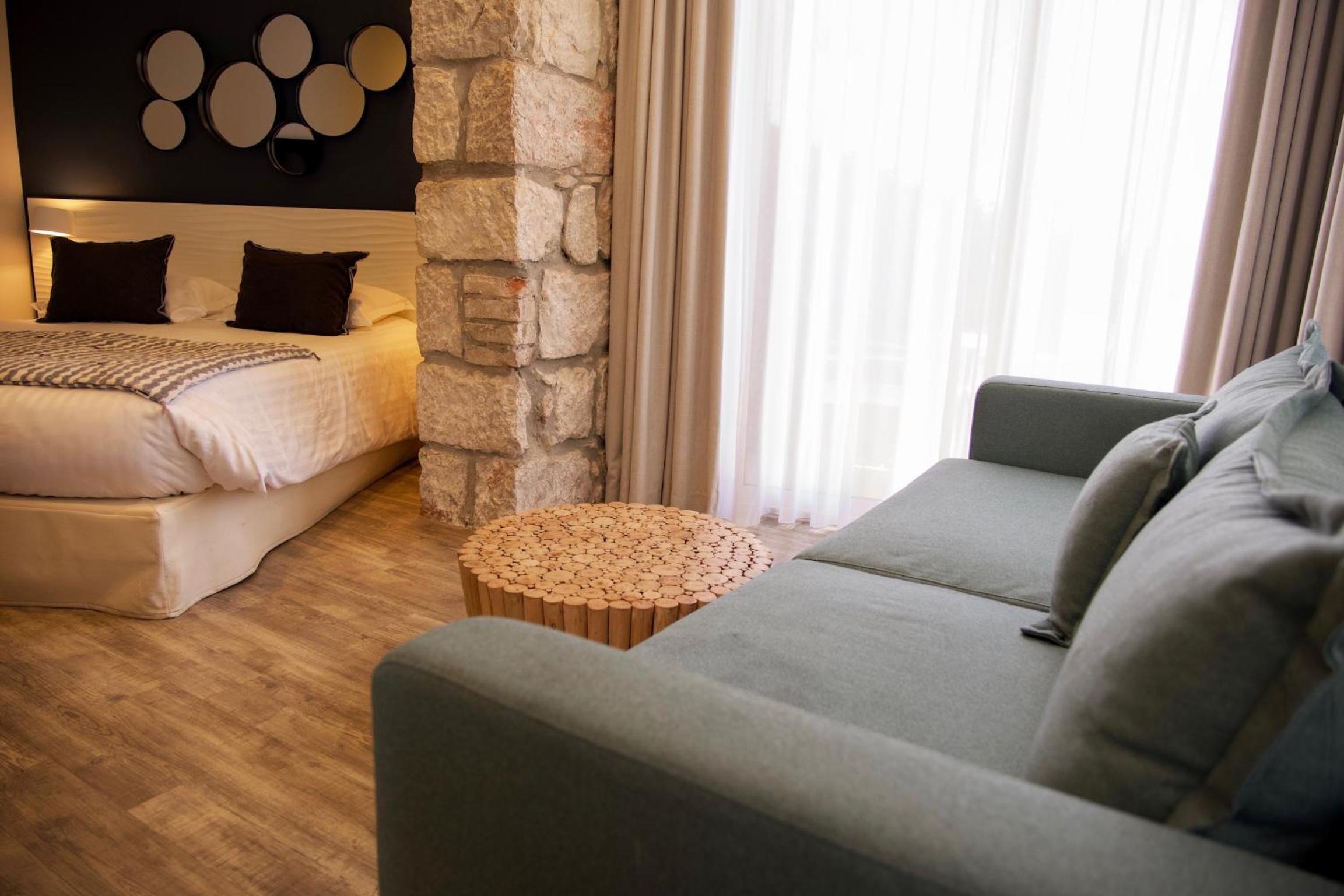 Junior Suite with Pool View - Photo 2