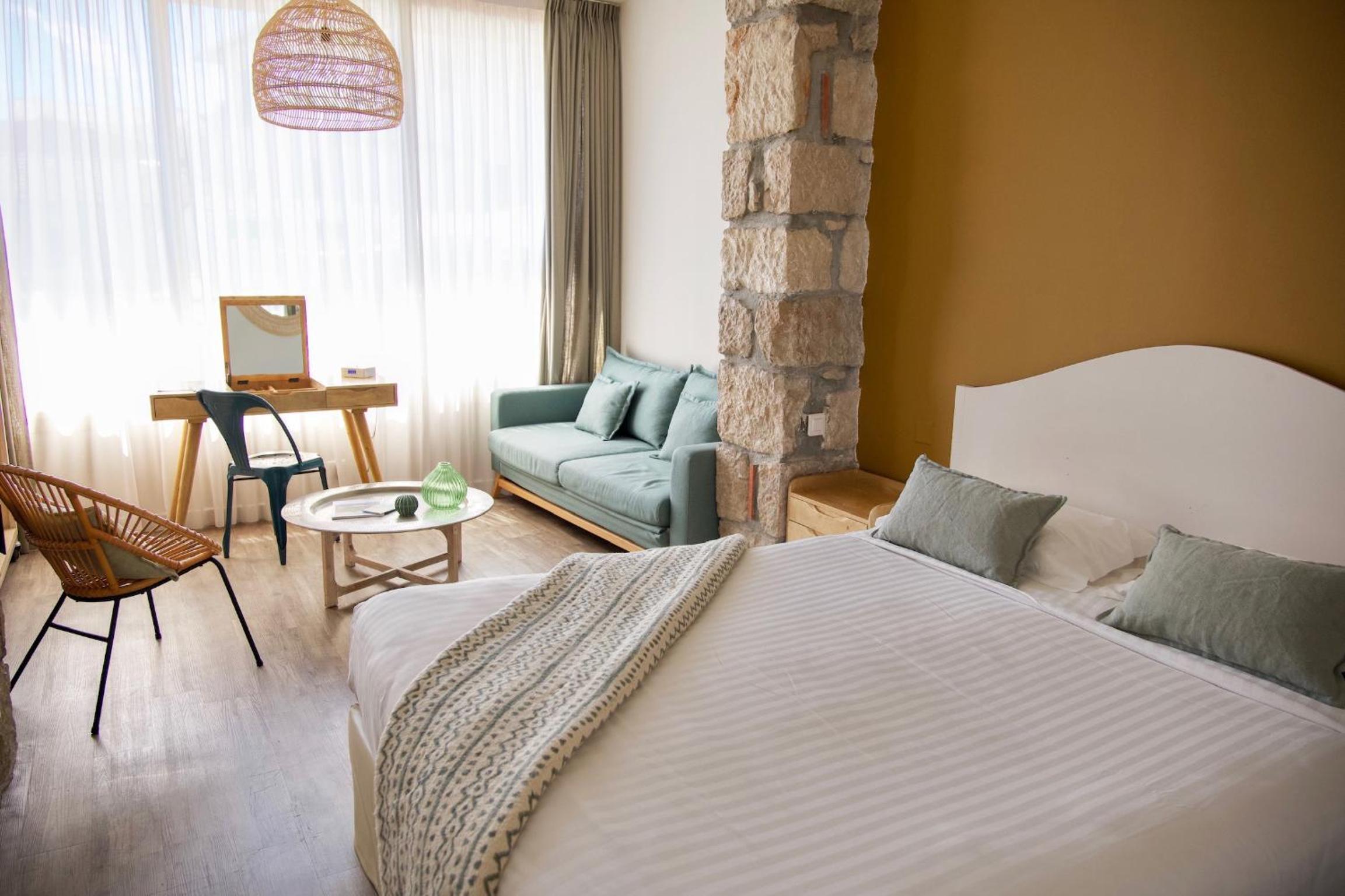 Junior Suite with Pool View - Photo 4