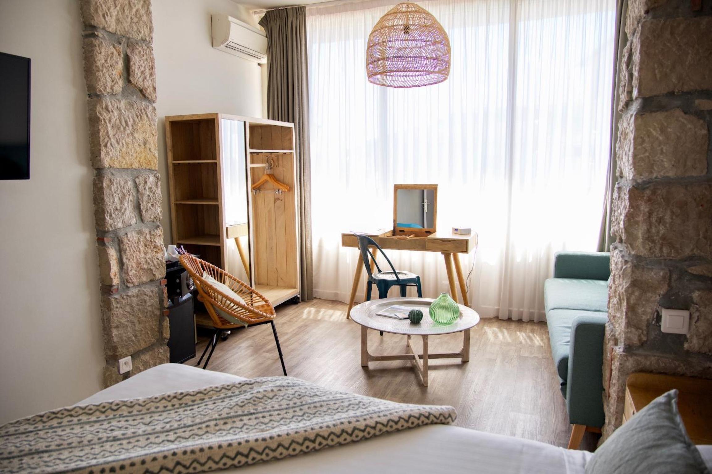 Junior Suite with Pool View - Photo 5