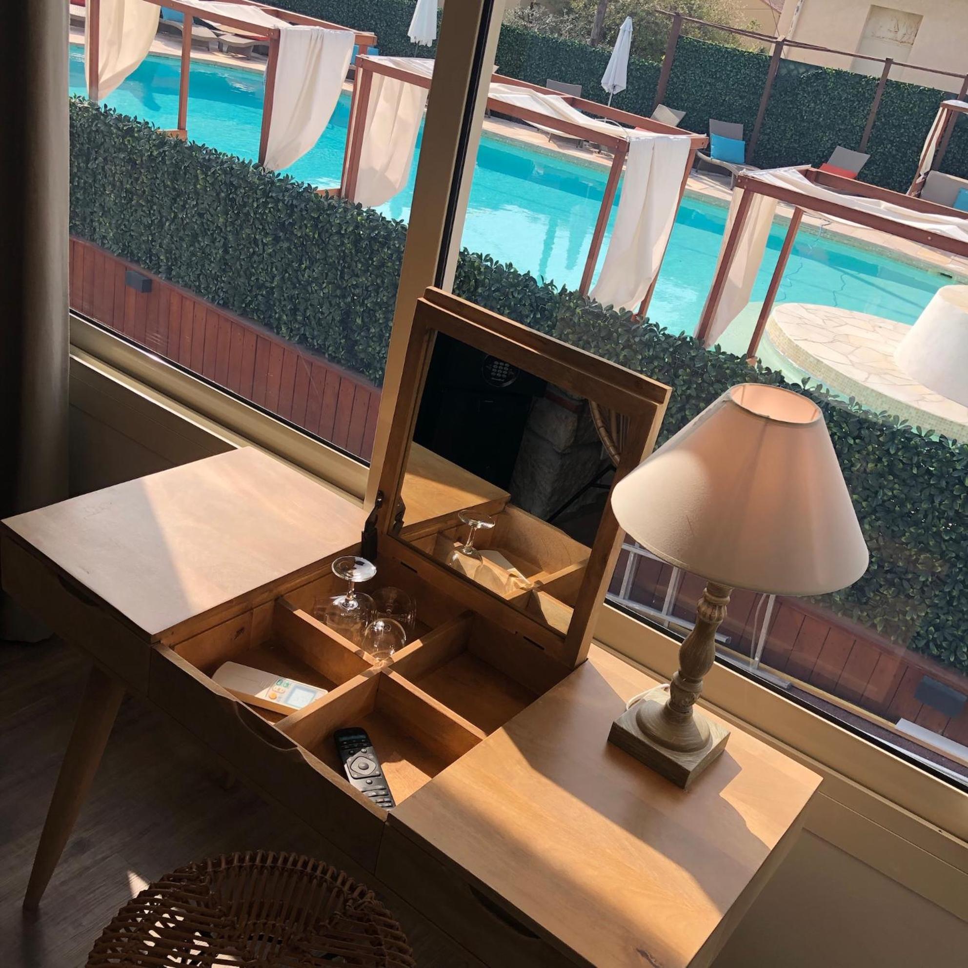 Junior Suite with Pool View - Photo 6
