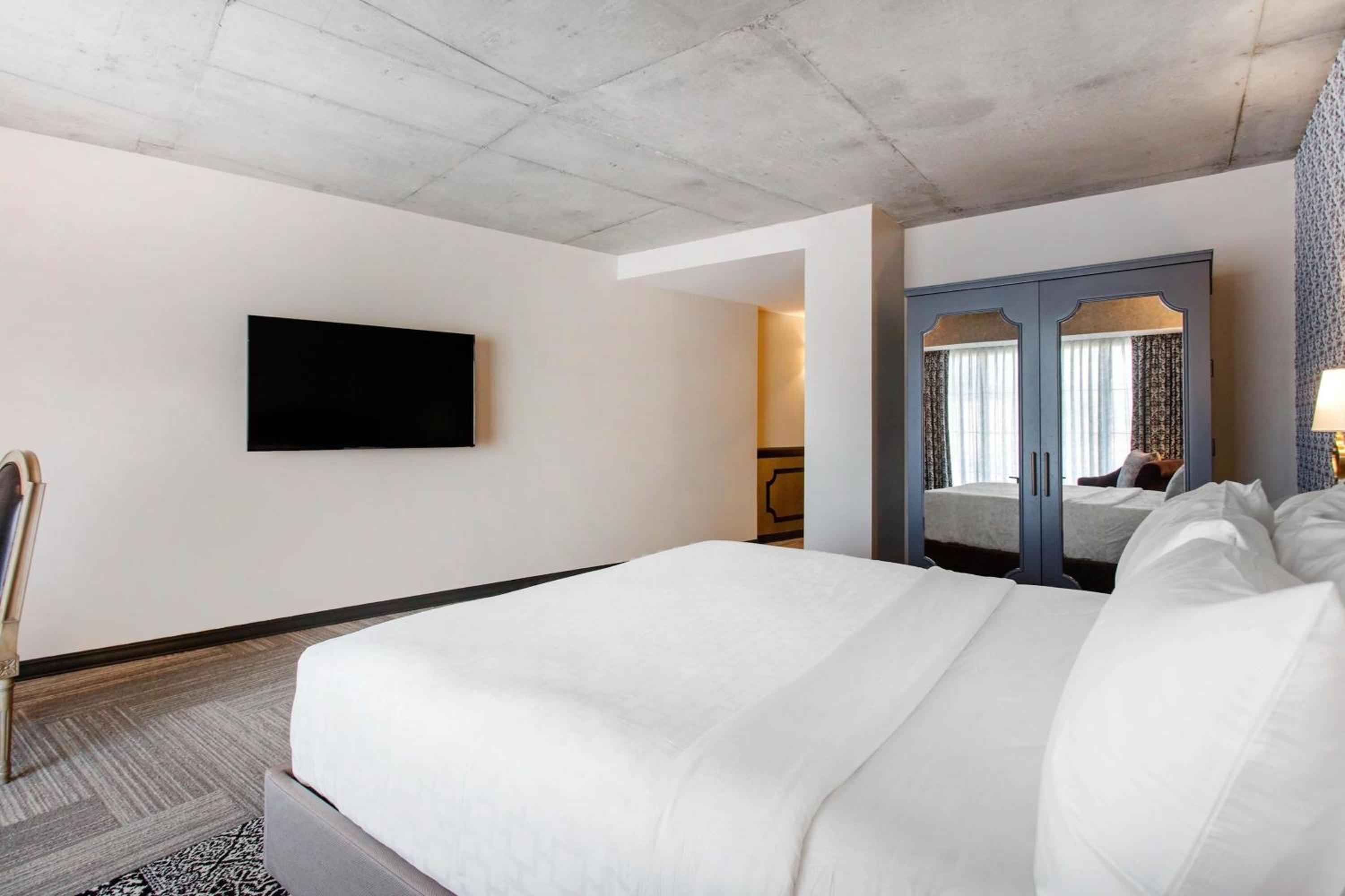 Standard Room, 1 King Bed, Mobility Accessible, Tub, Non Smoking photo 2