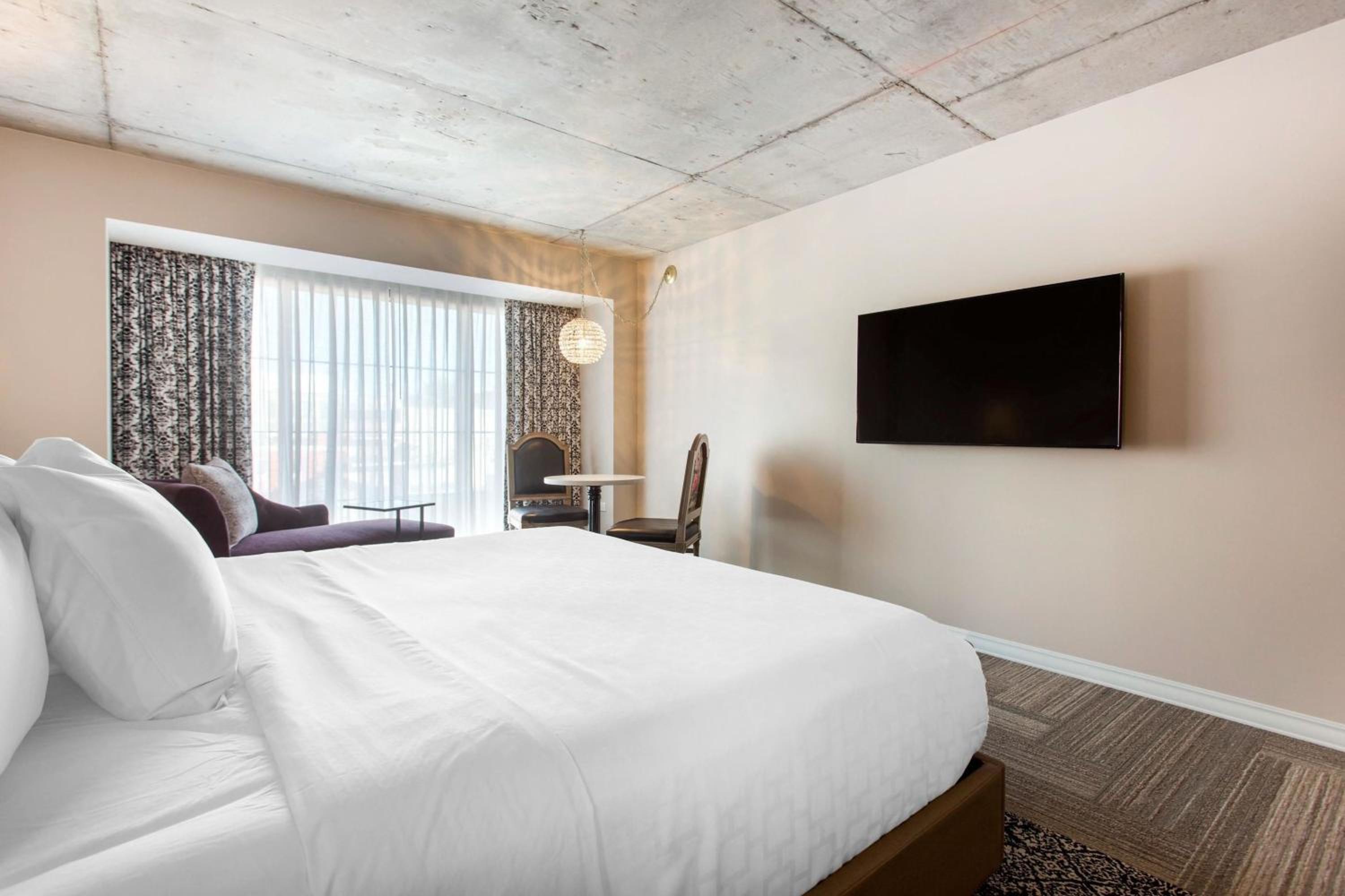 Standard Room, 1 King Bed, Mobility Accessible, Tub, Non Smoking photo 3