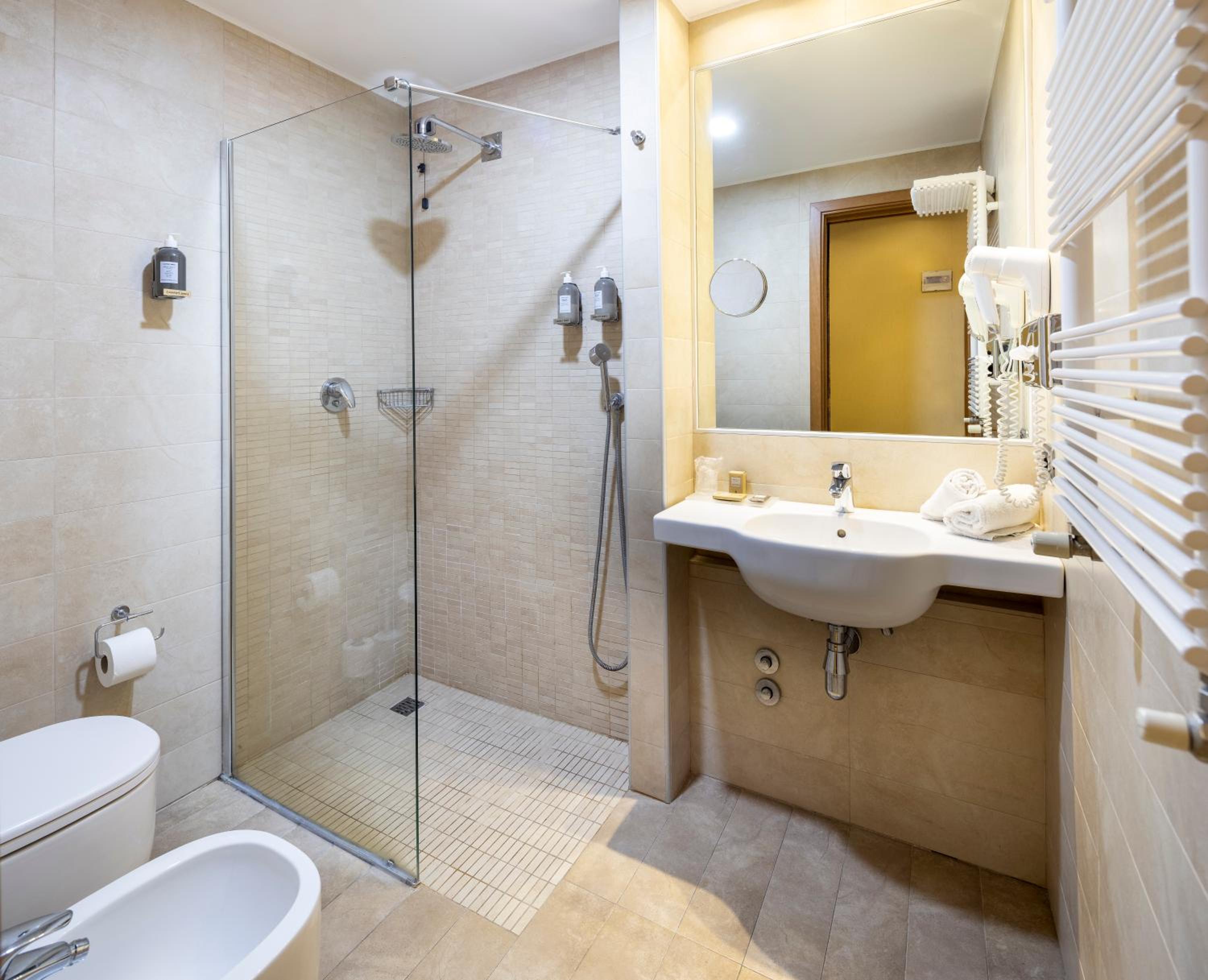 Standard Double or Twin Room - Photo 2