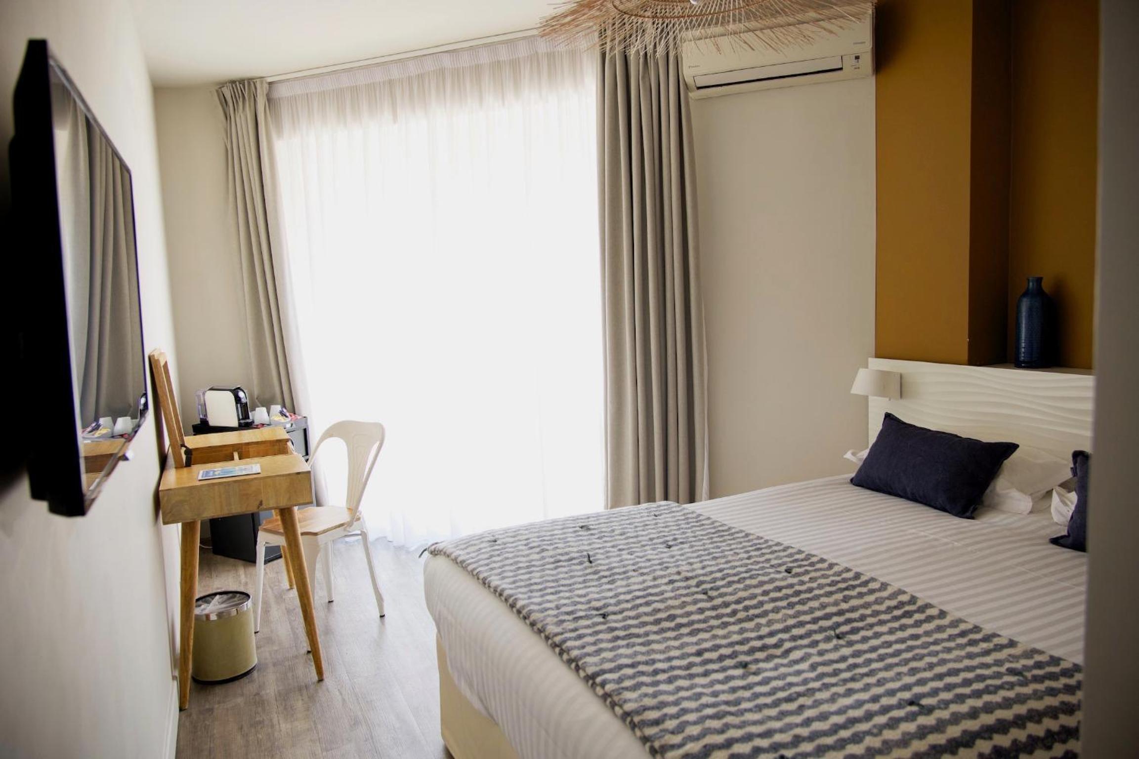Double Room with Terrace with Hill View - Photo 1