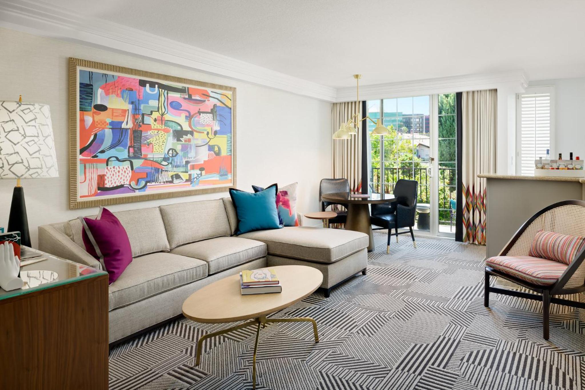 Signature 2 Queens Suite, top floor with Balcony
