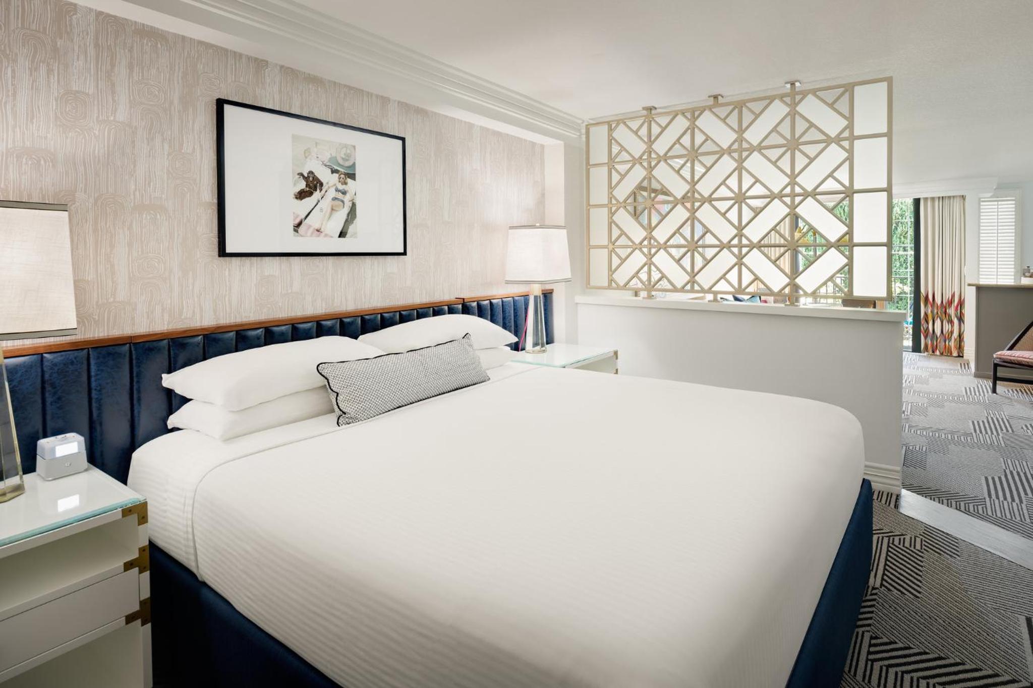 Signature King Suite top floor with Balcony thumbnail 6