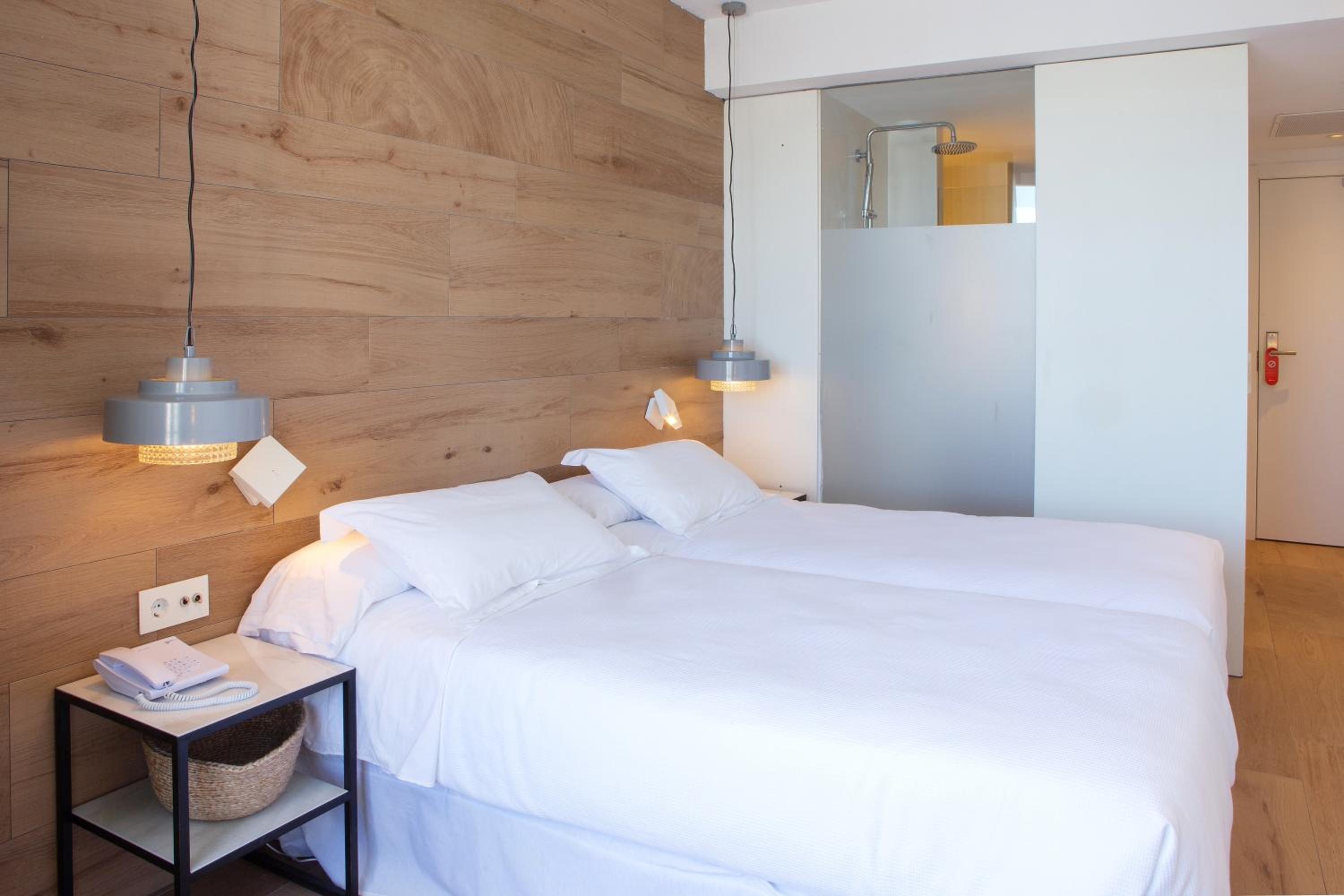 Twin Room Side Sea View with Balcony thumbnail 6