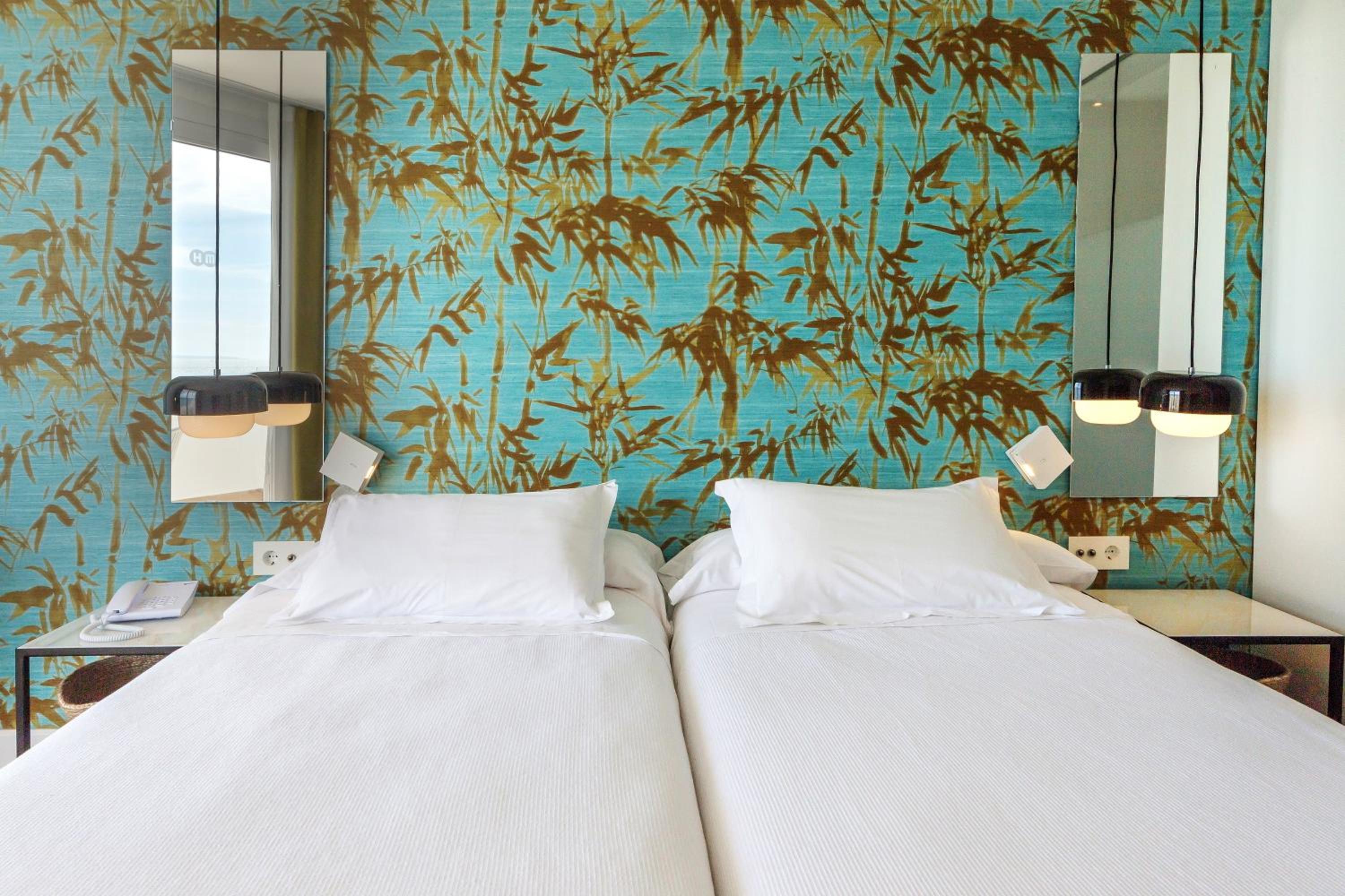 Twin Room Side Sea View with Balcony thumbnail 5