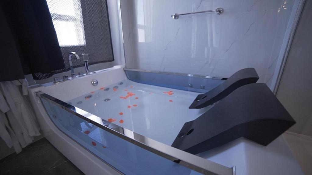 King Suite with Spa Bath - Photo 4