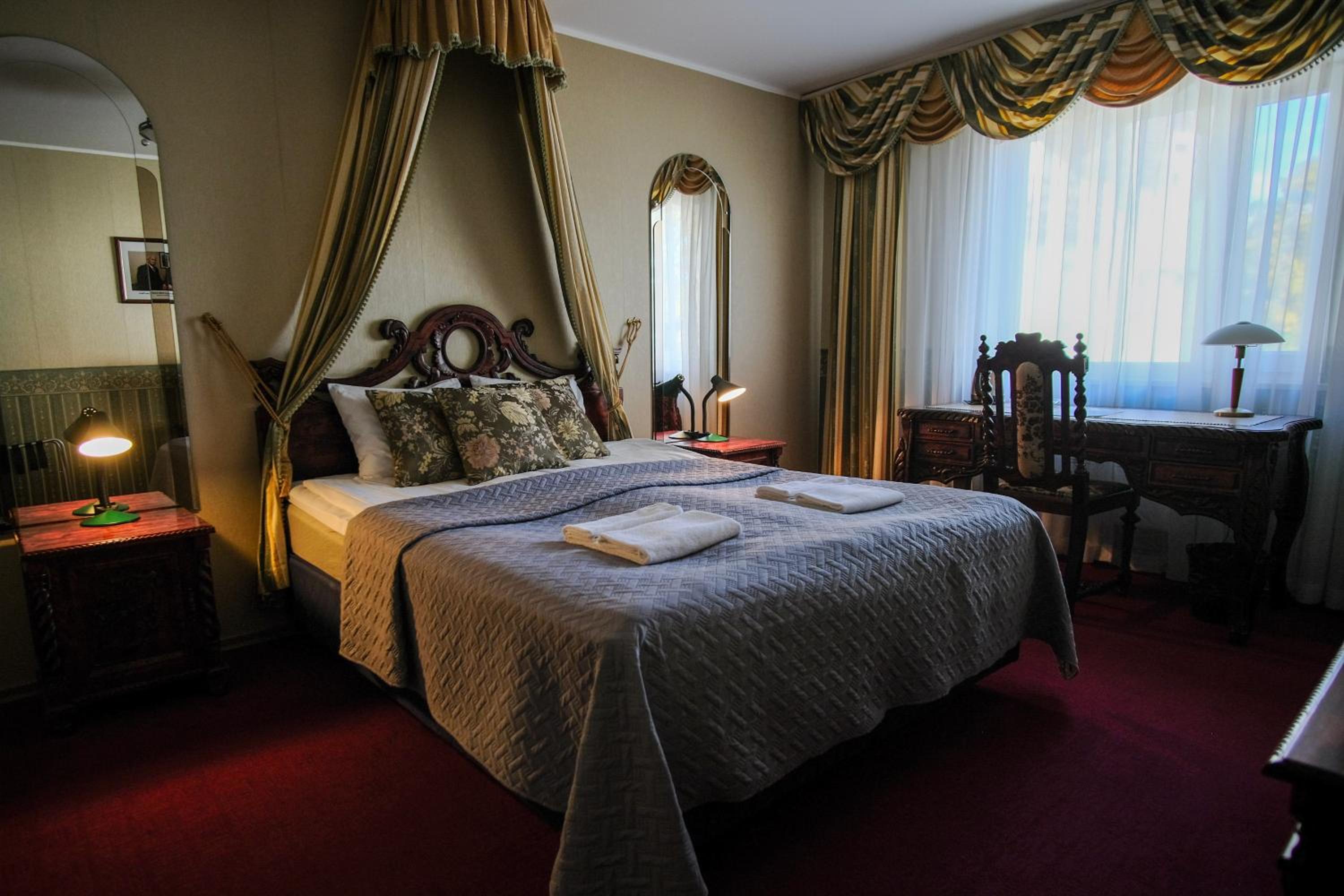 Standard Queen Room