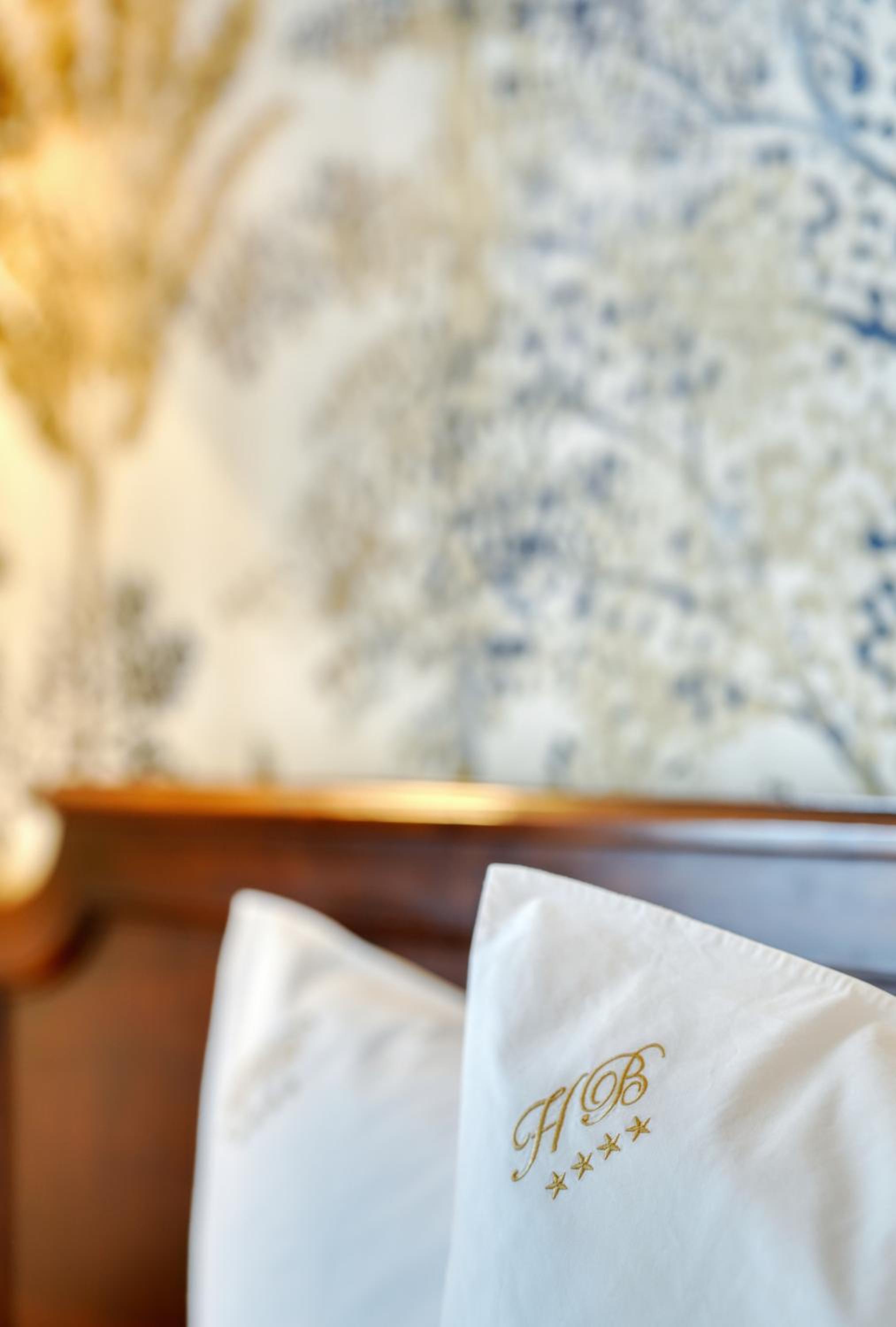 Standard Twin Room with Arc de Triomphe View photo 3