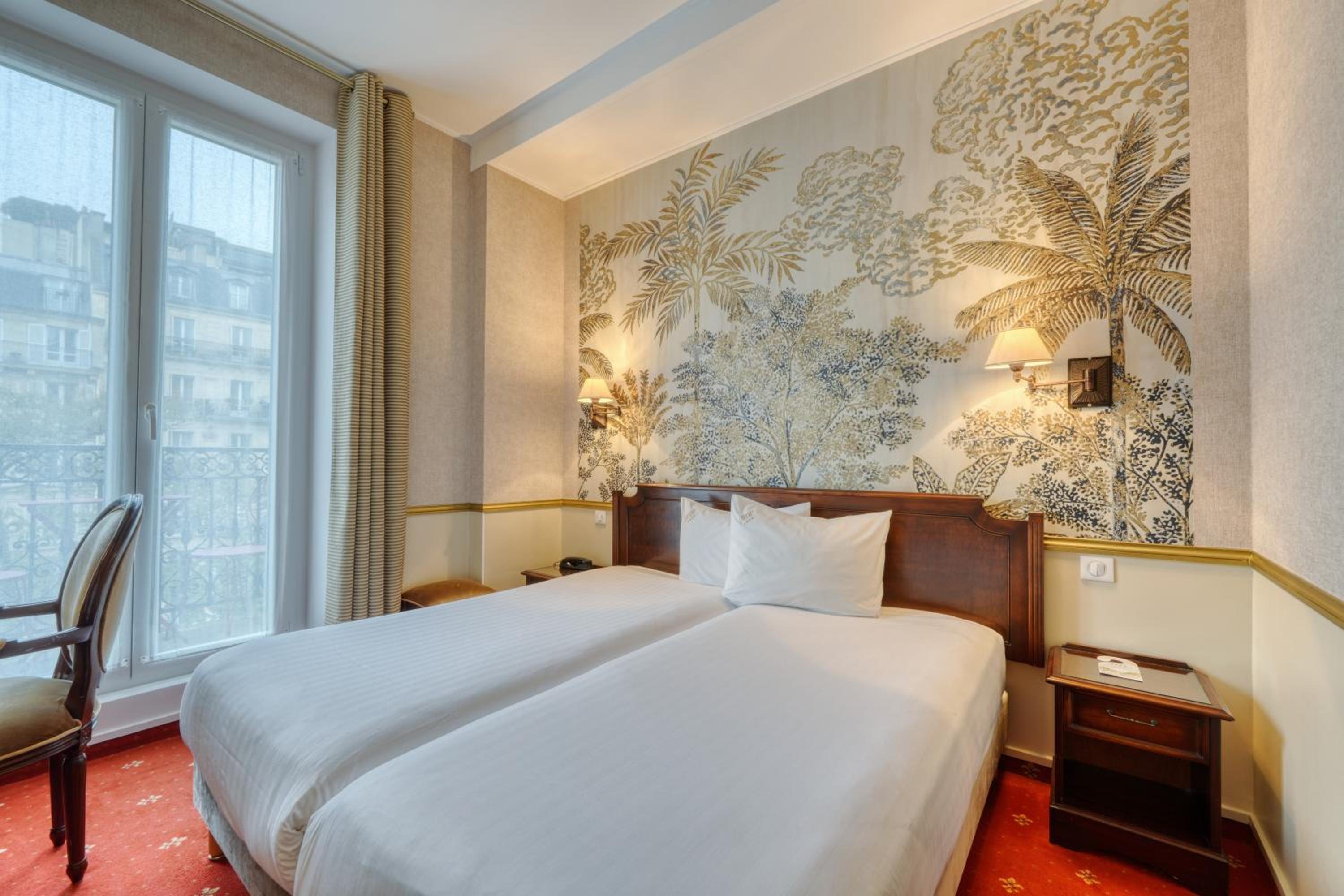 Standard Twin Room with Arc de Triomphe View photo 2