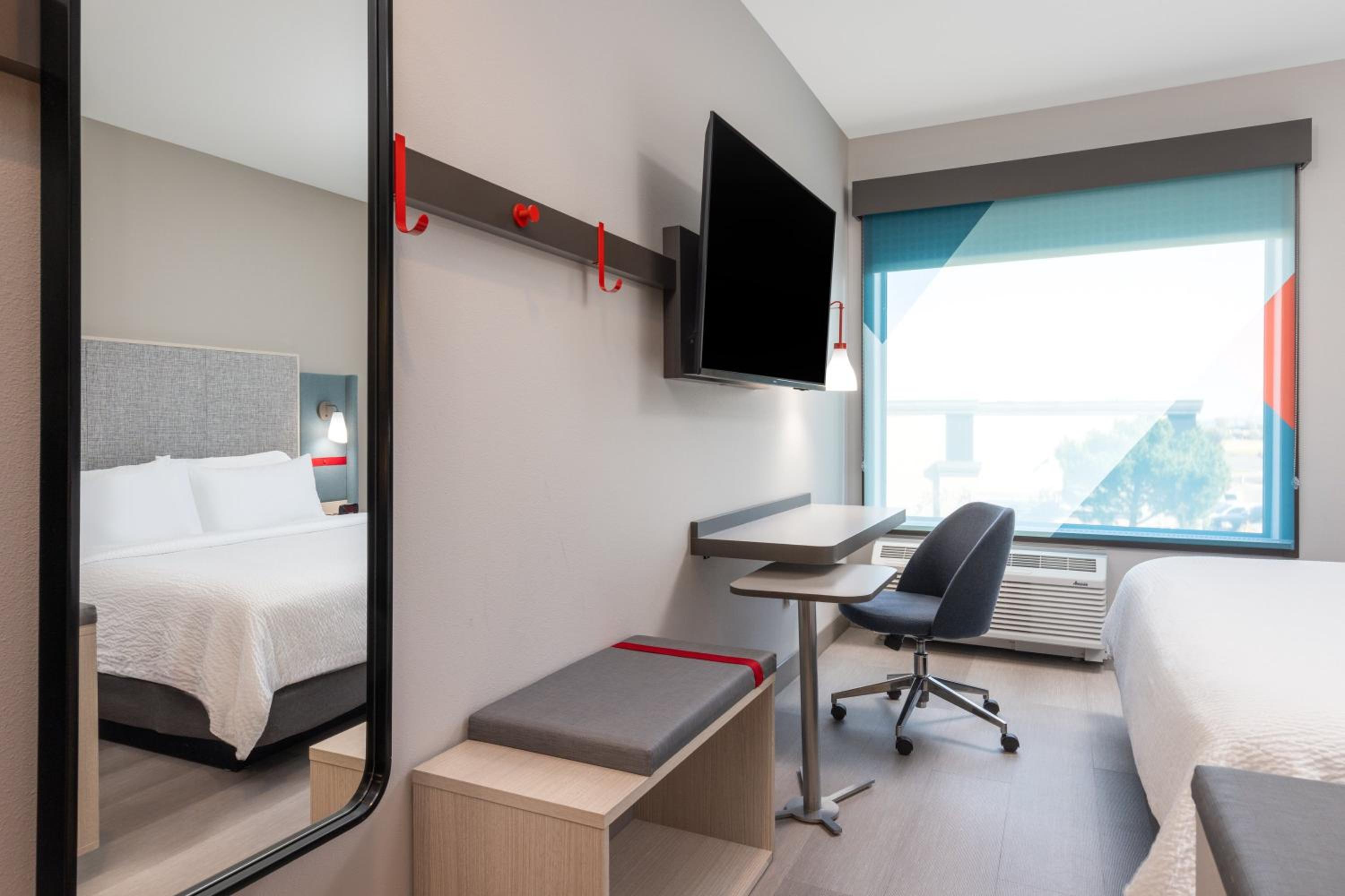 Standard King Room - Photo 13