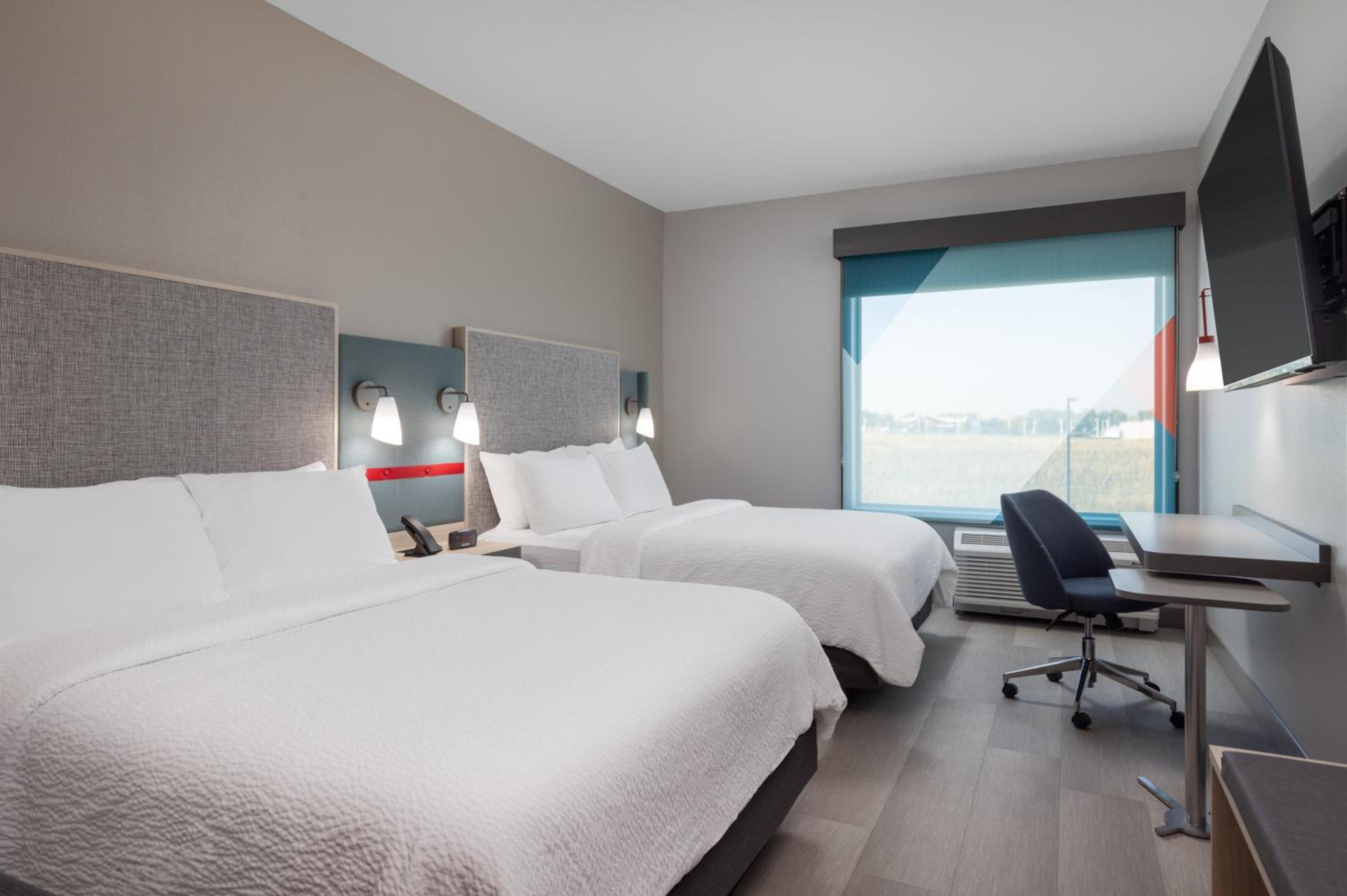 Standard Room with Two Queen Beds - Photo 4