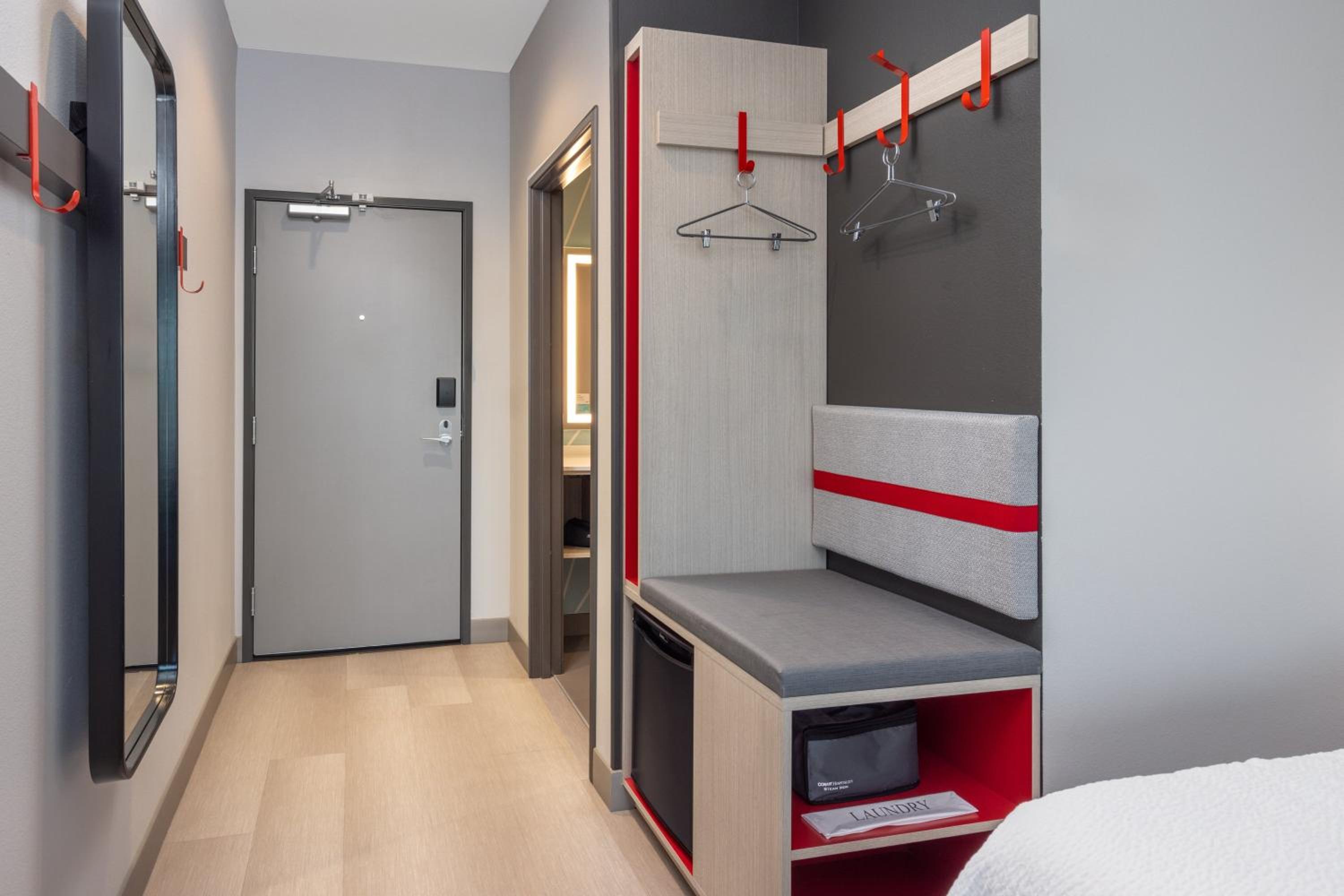 Standard Room with Two Queen Beds - Photo 5