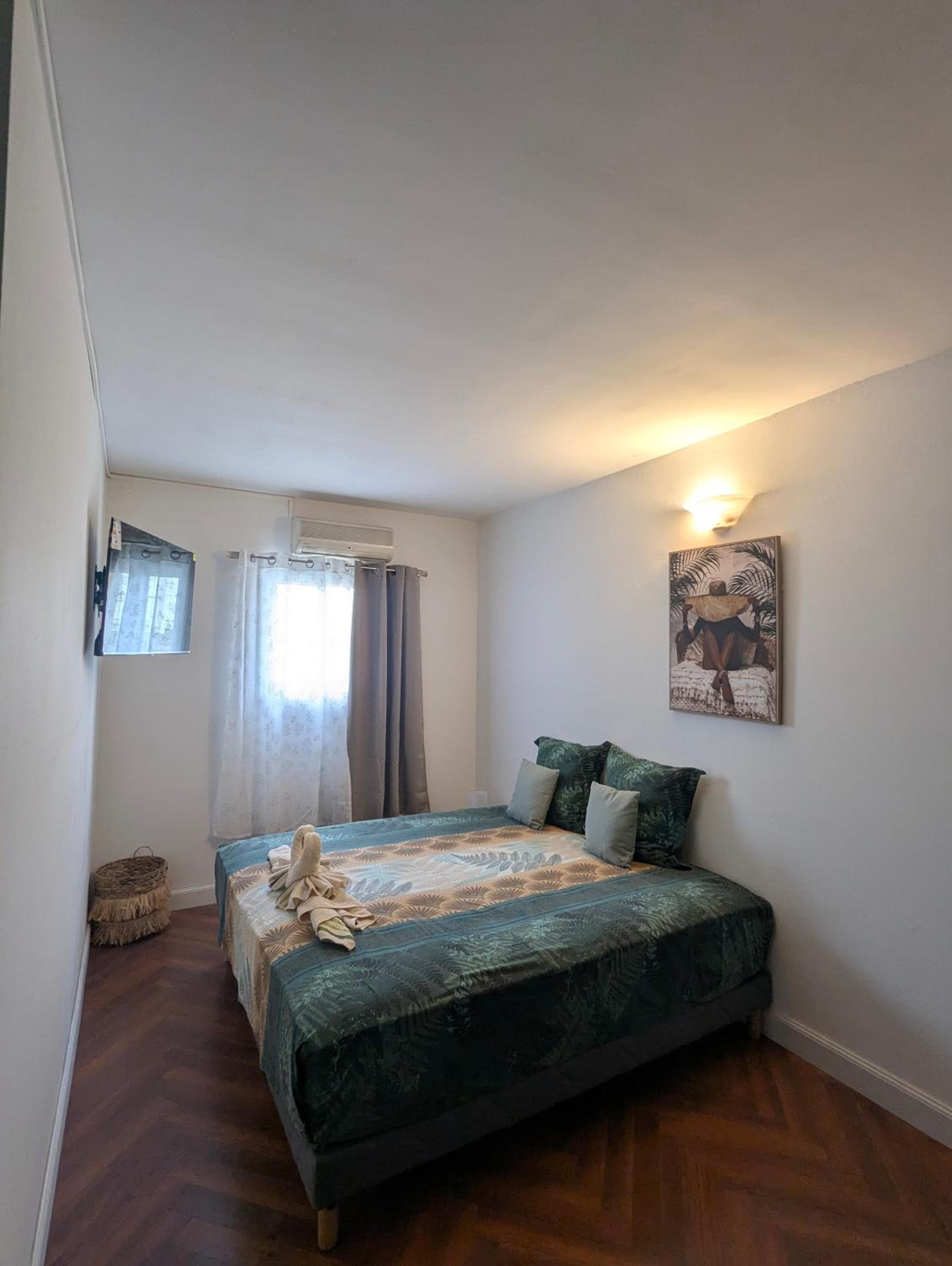 Deluxe Double Room (2 Adults + 1 Child)