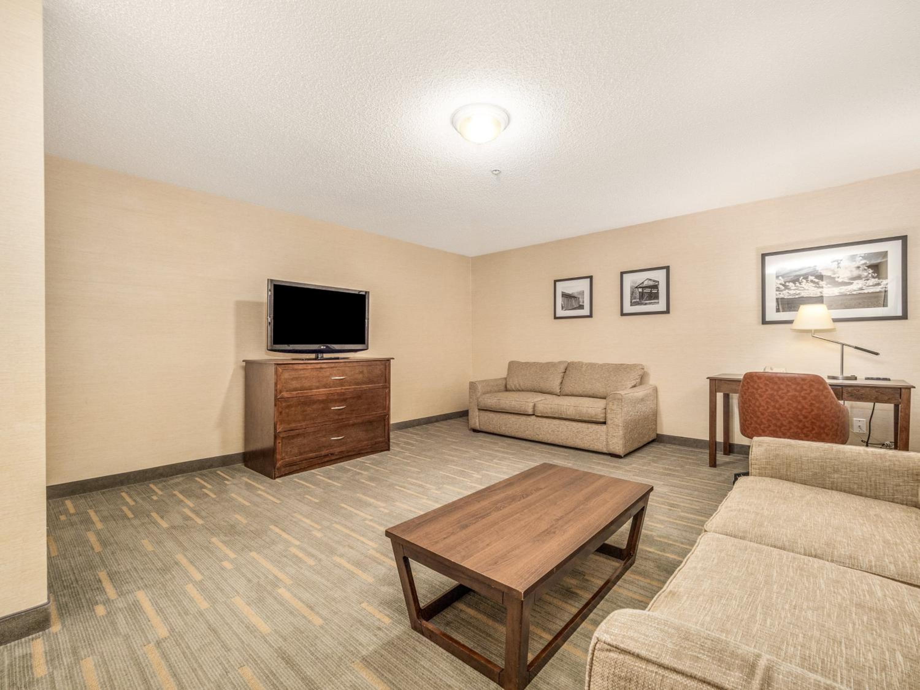 One-Bedroom Suite with Two Queen Beds - Pool View - Photo 13