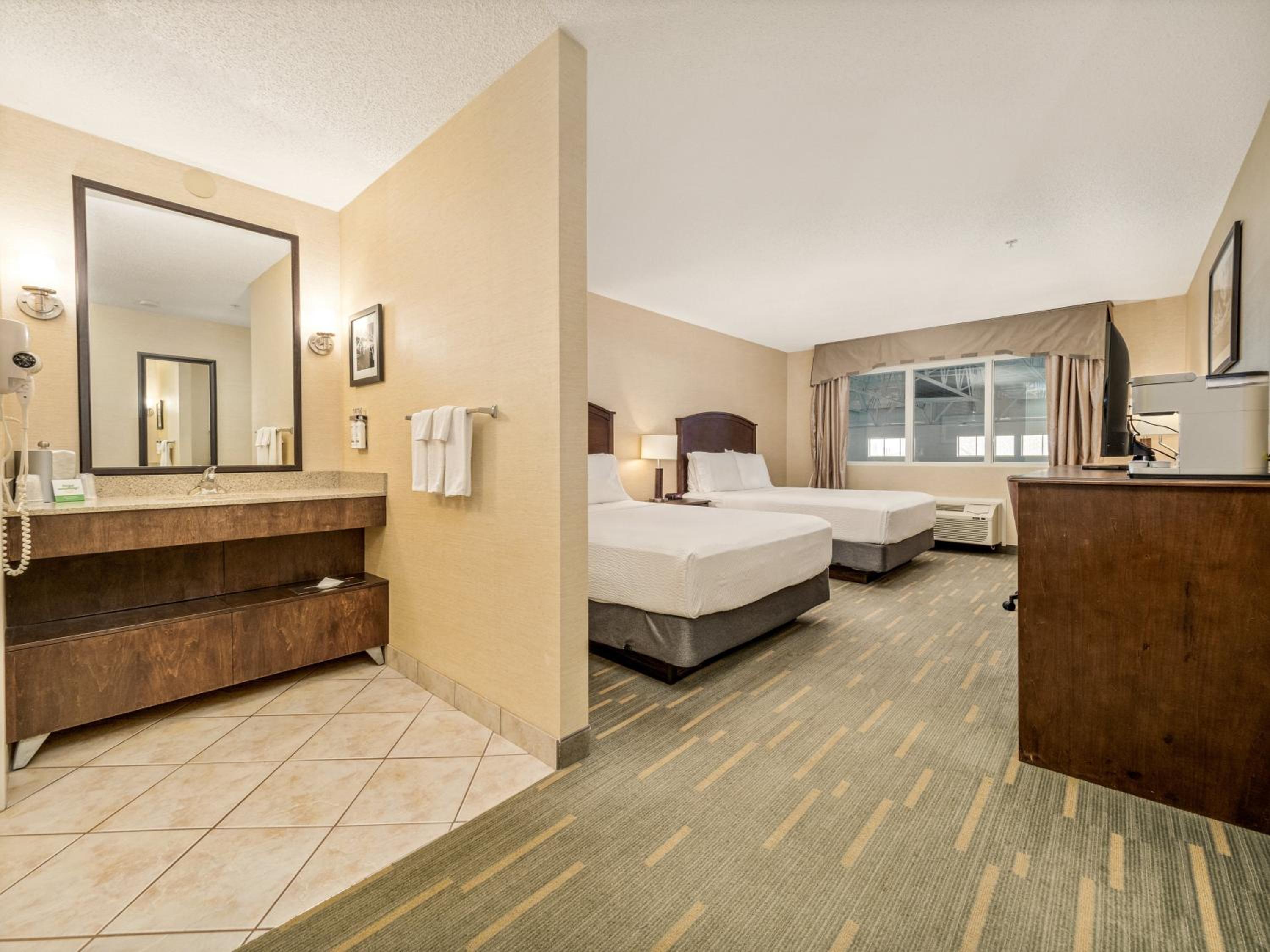 Standard Room with Two Queen Beds - Photo 4