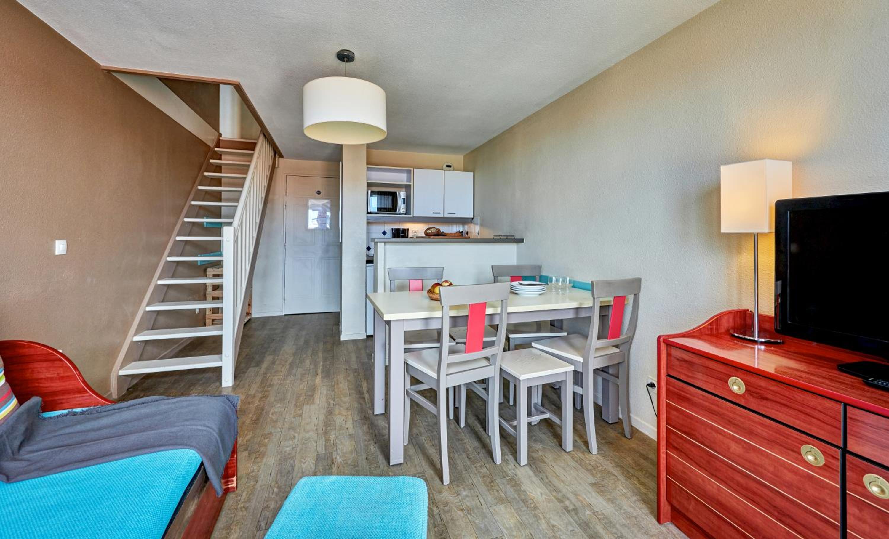 One-Bedroom Duplex Apartment with Sleeping Alcove and Balcony (6 People)