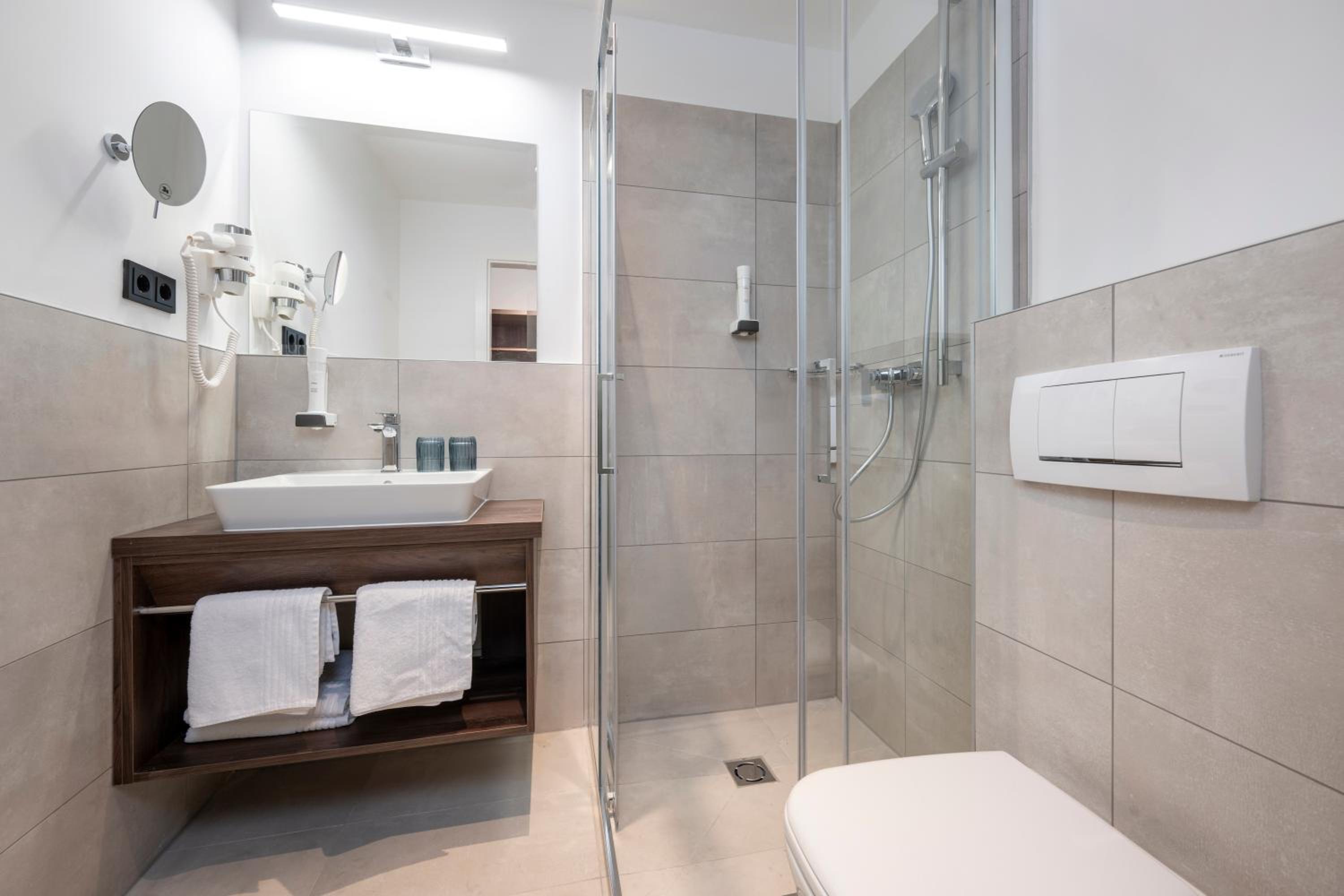 Double Room with Balcony - Photo 13