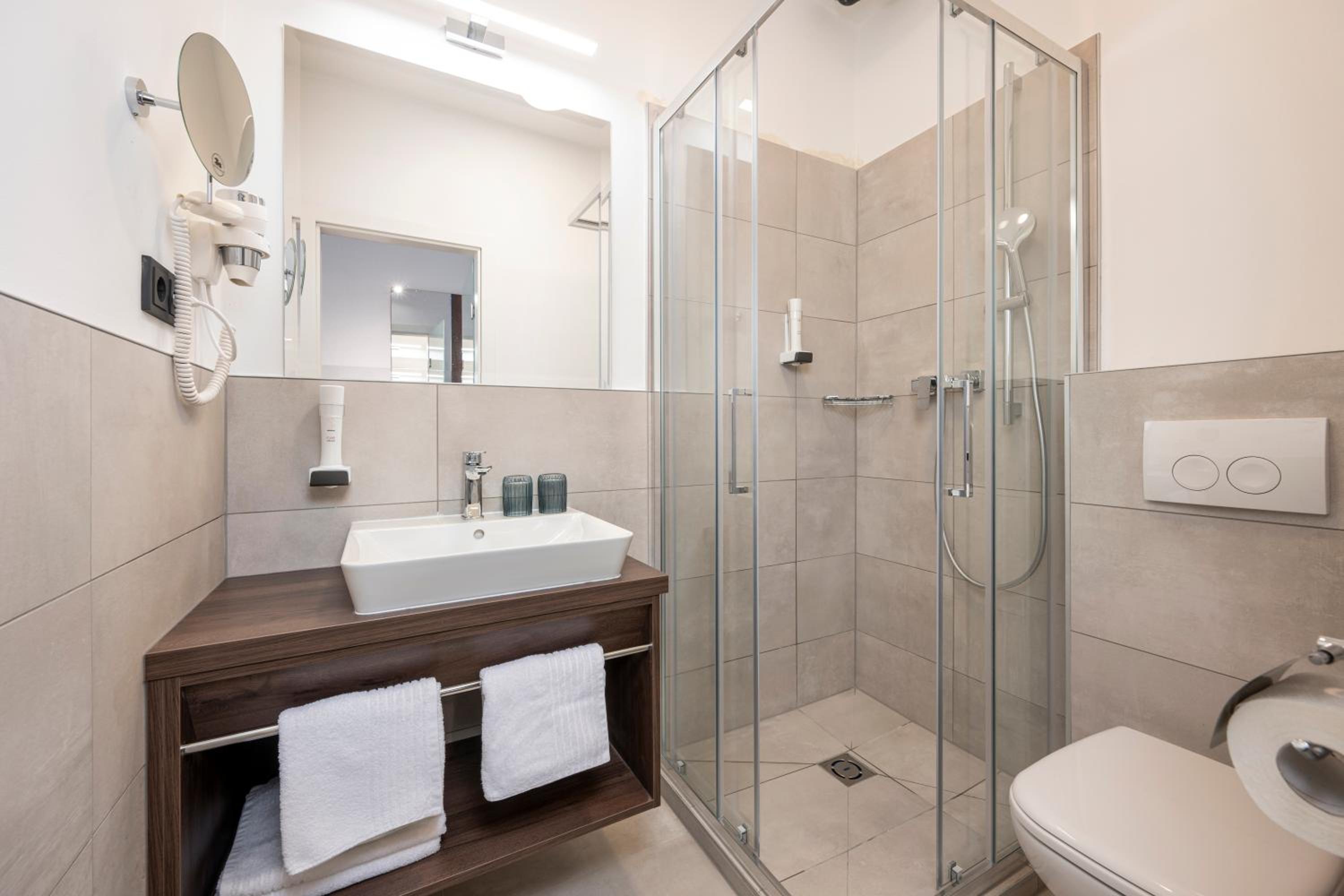 Double Room with Balcony - Photo 4