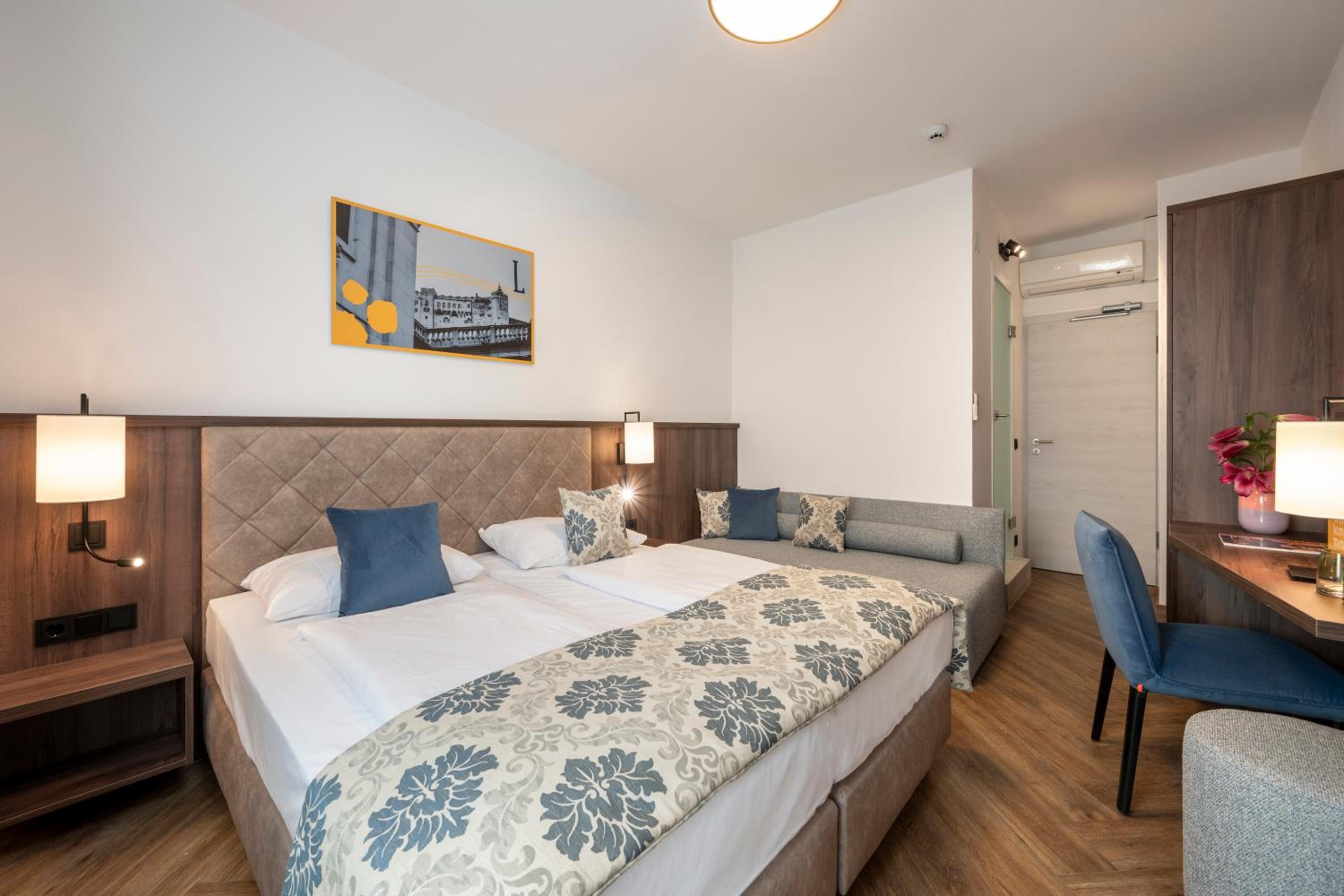 Double Room with Balcony - Photo 3
