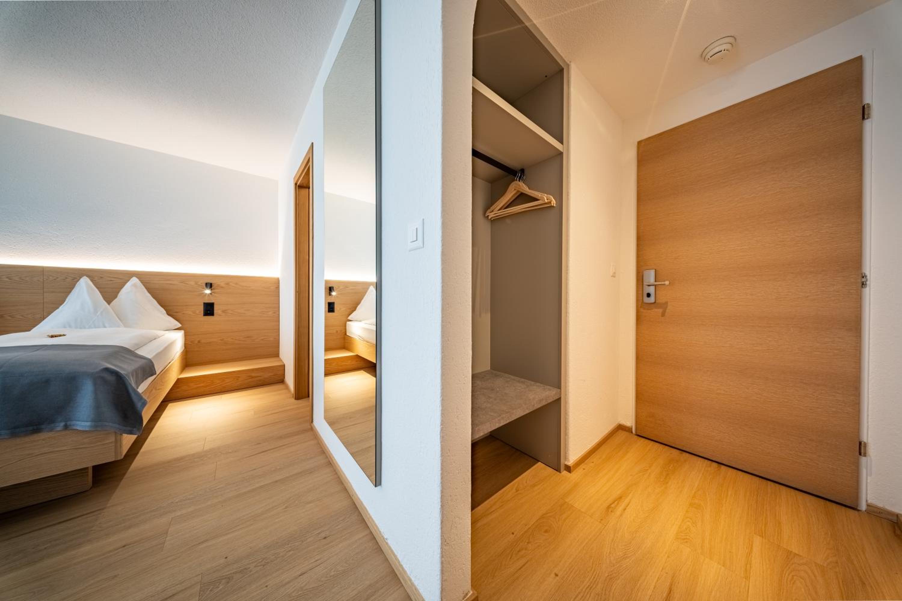 Double or Twin Room thumbnail 5