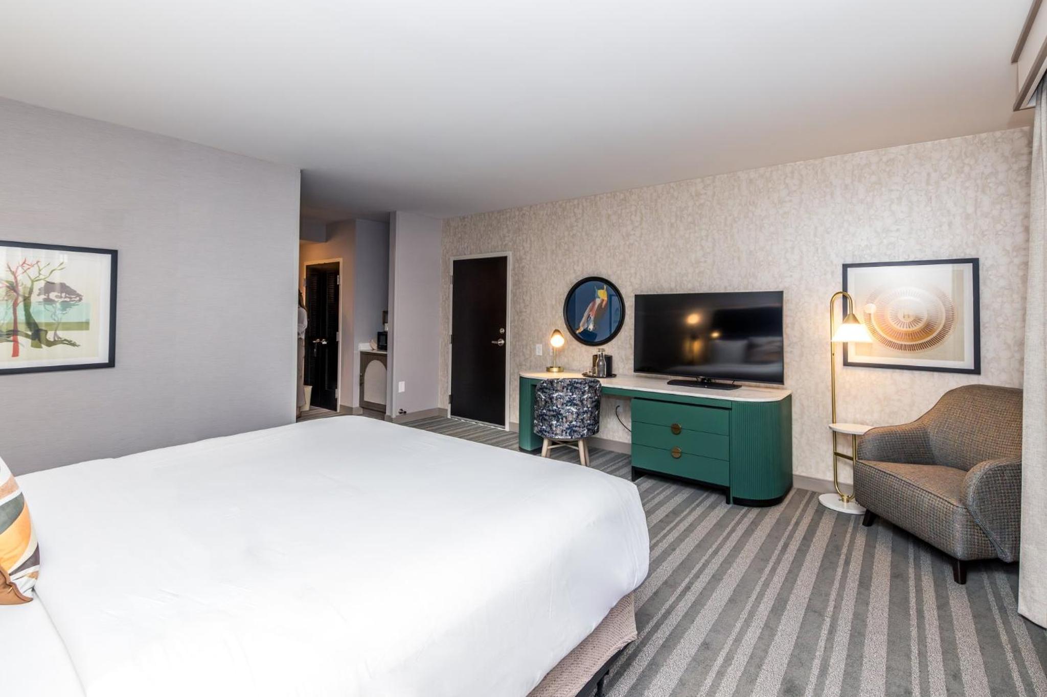 Standard King Room - Communications Accessible photo 2