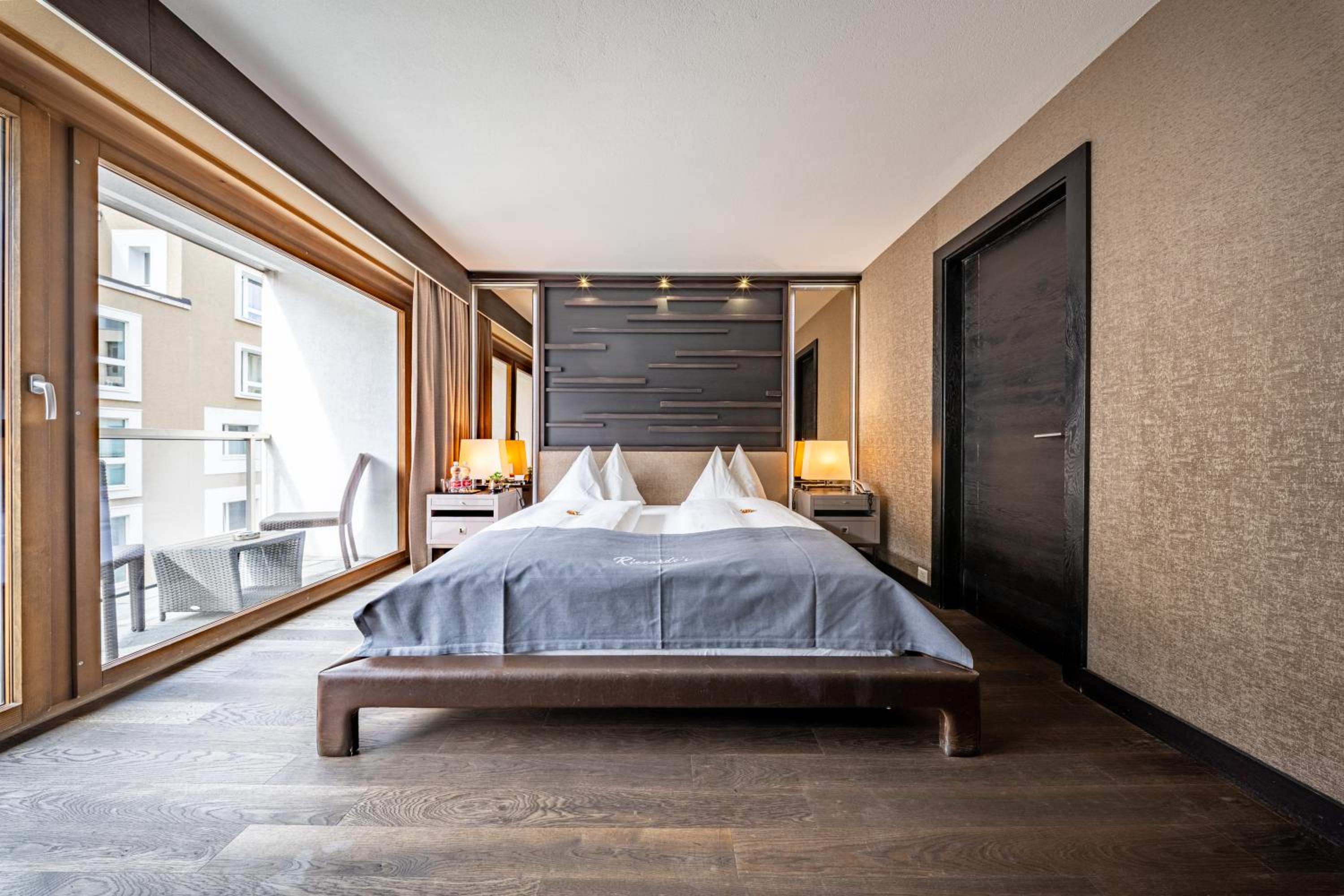 Deluxe Double Room thumbnail 5
