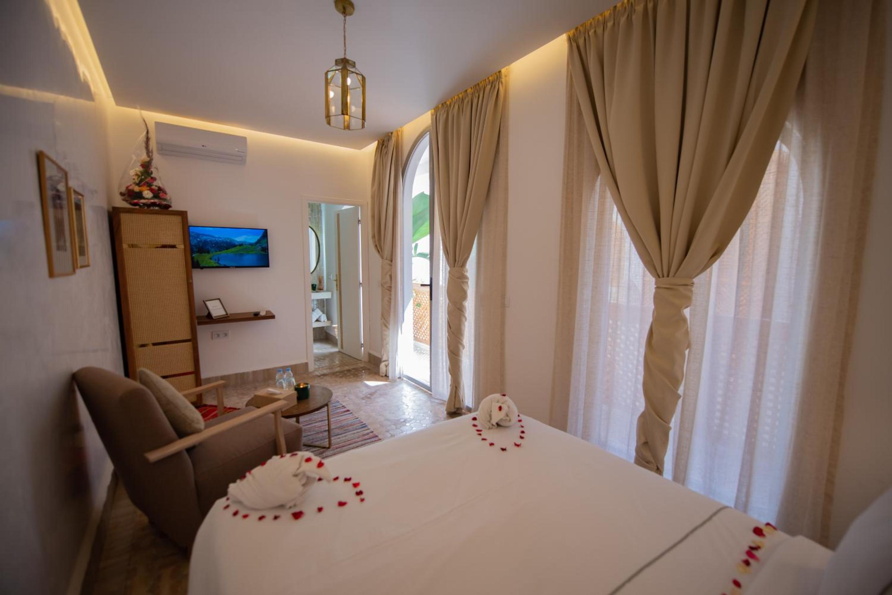 Double Room with Private Bathroom - Photo 7