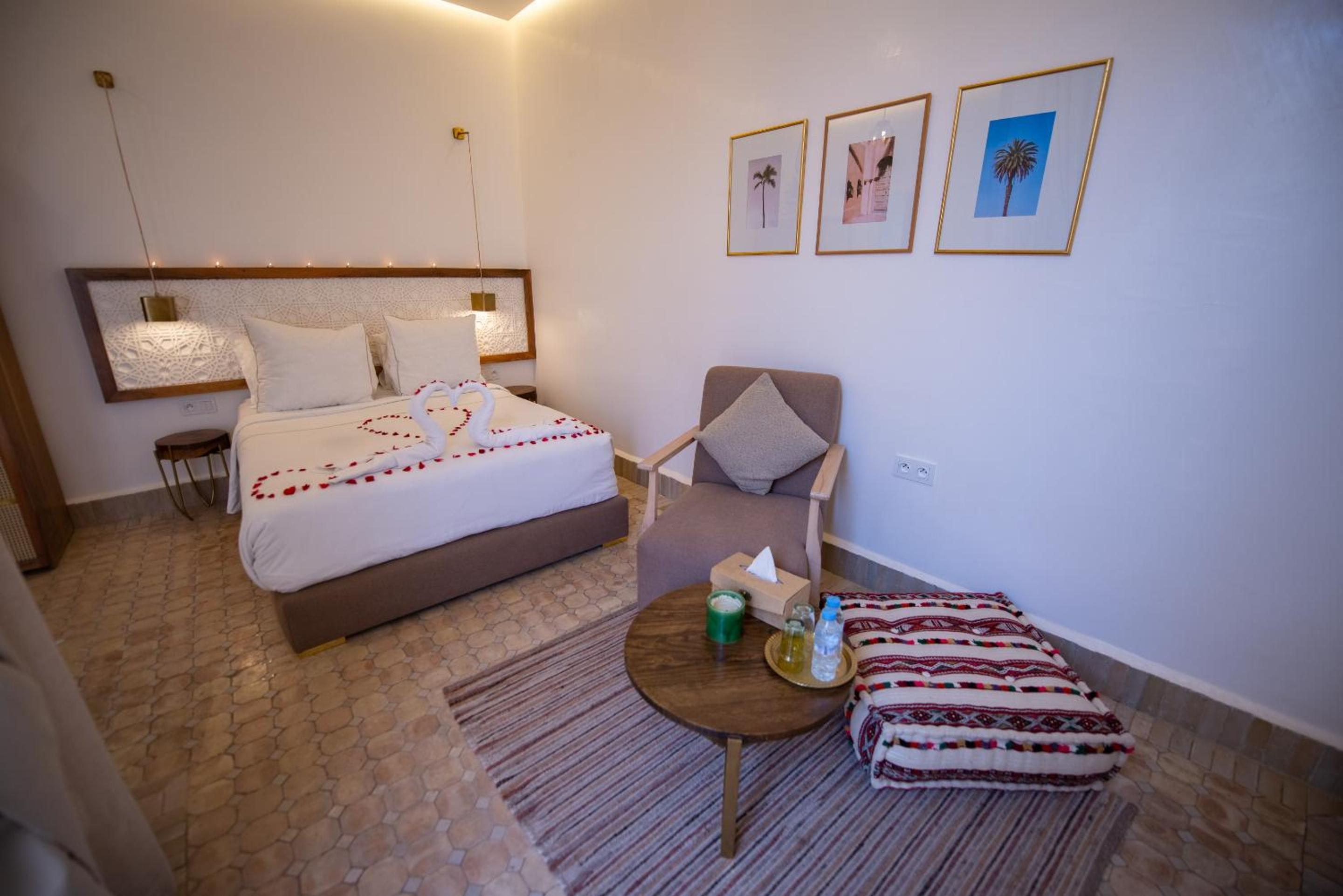 Double Room with Private Bathroom - Photo 12