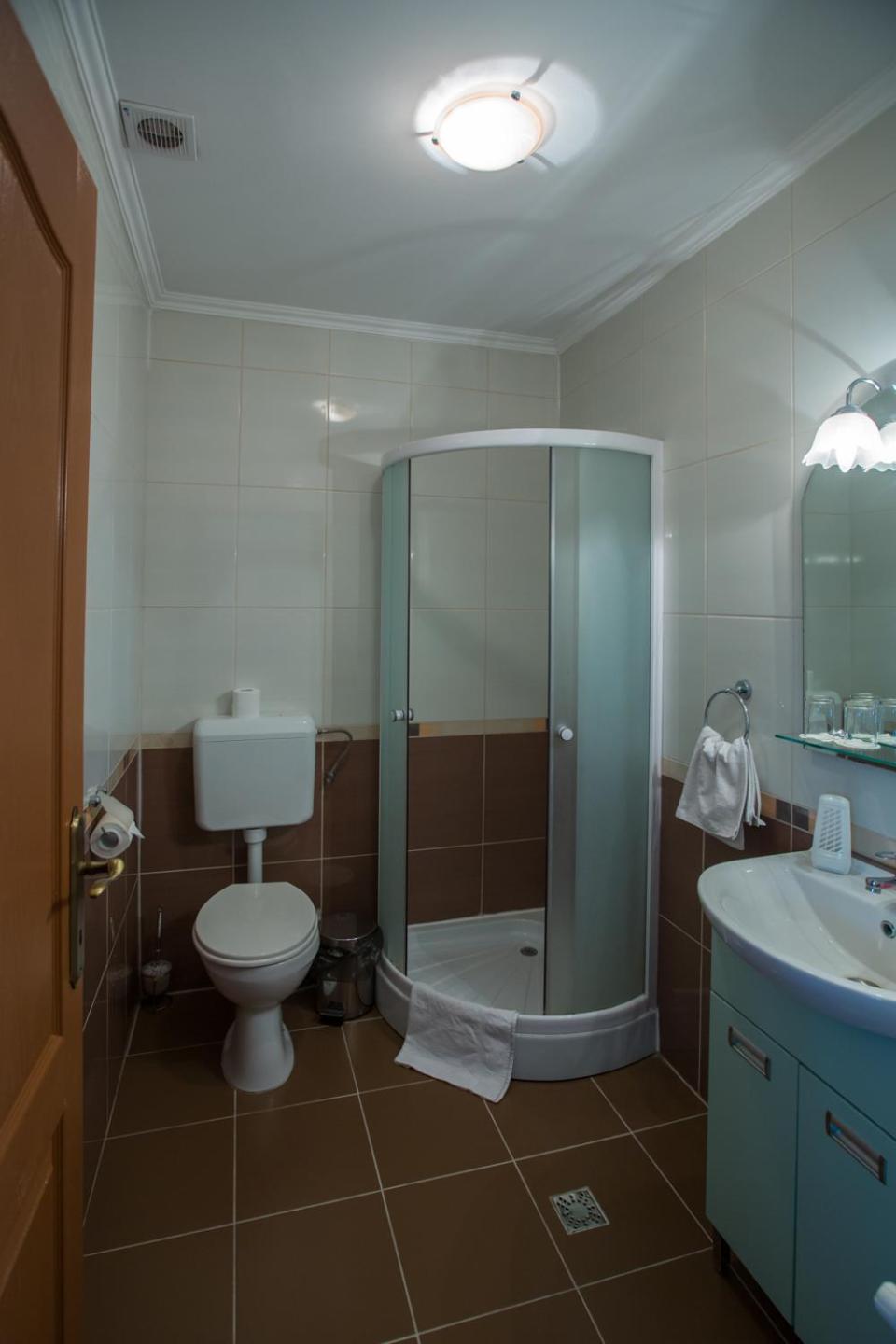 Quadruple Room with Private Bathroom photo 1