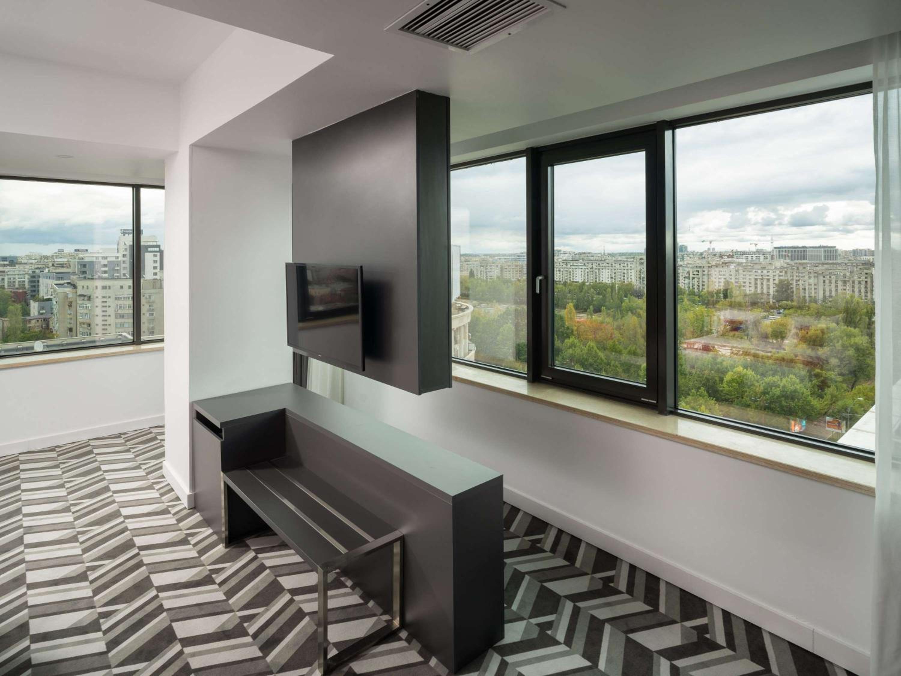 Deluxe City View Room with King Bed - Photo 2