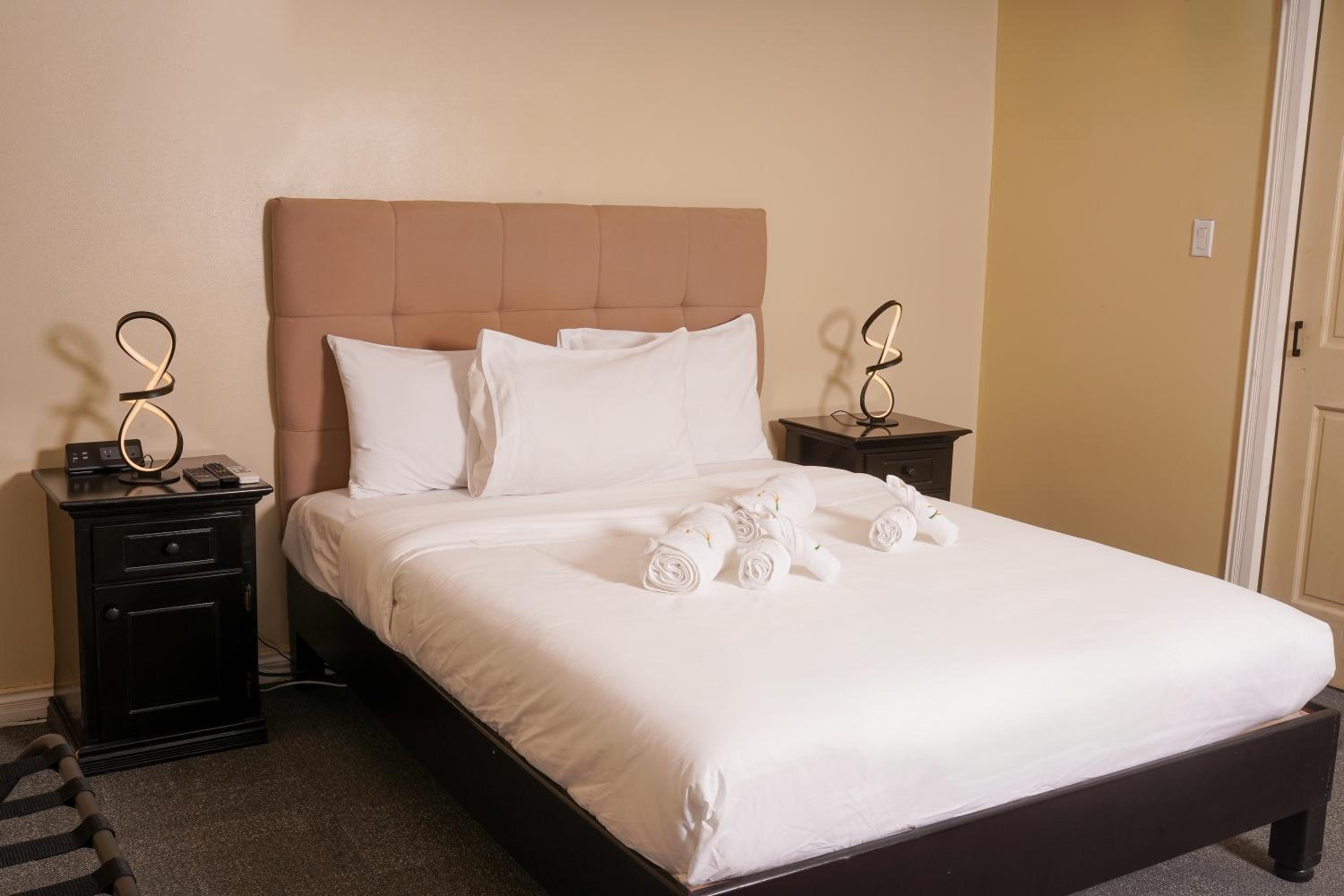 Deluxe Queen Room