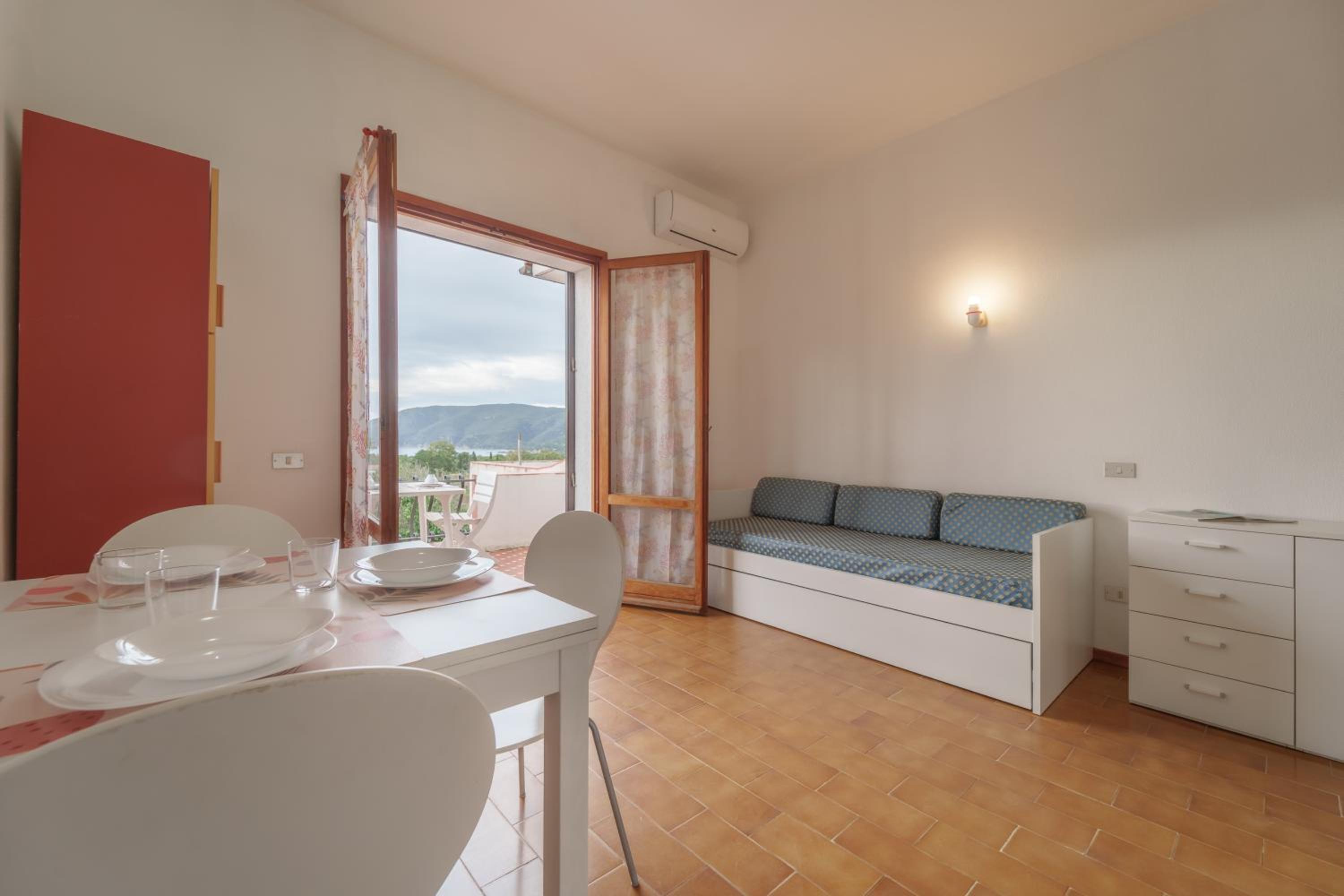 One-Bedroom Apartment with Sea View photo 1