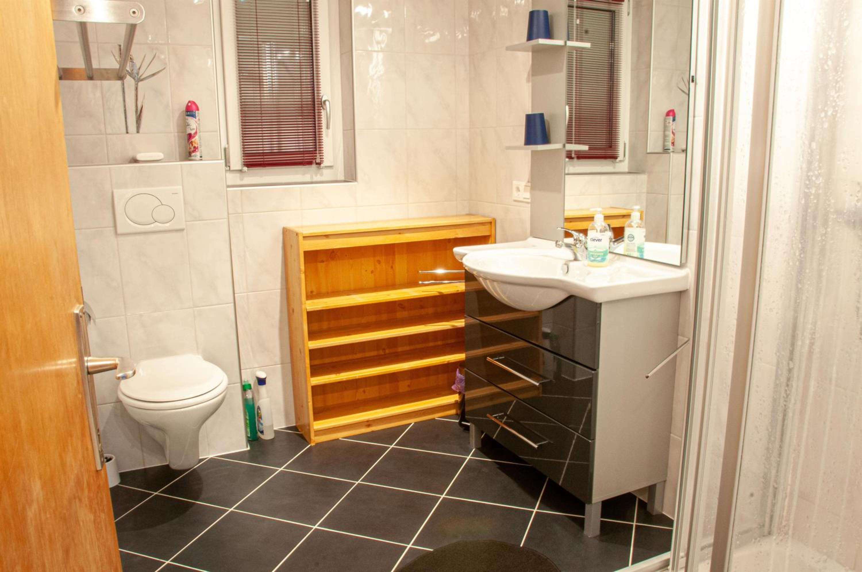 Three-Bedroom Apartment with Shower photo 3