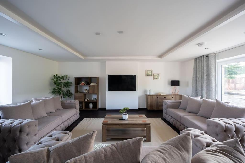 Seven-Bedroom House photo 3
