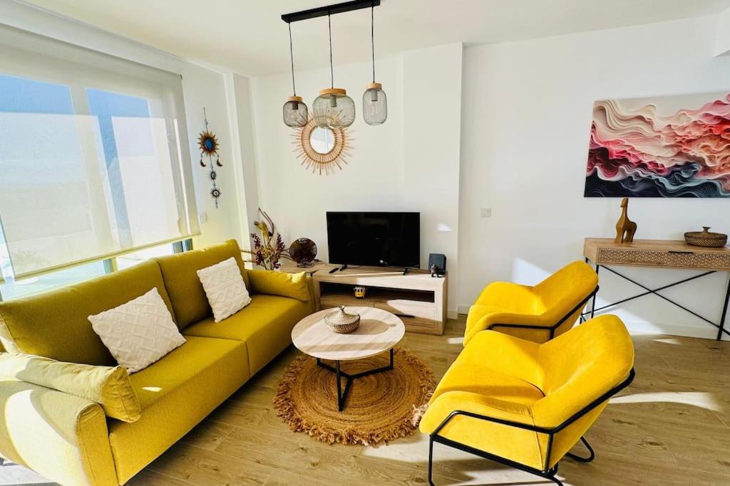 Apartamento de Tres Habitaciones - Frente al Mar