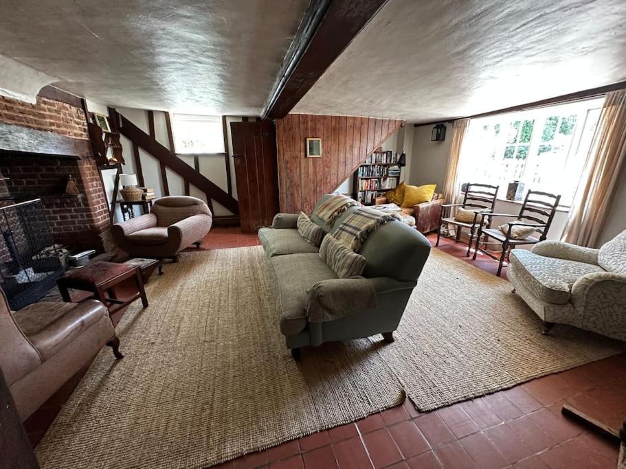 Six-Bedroom House photo 1