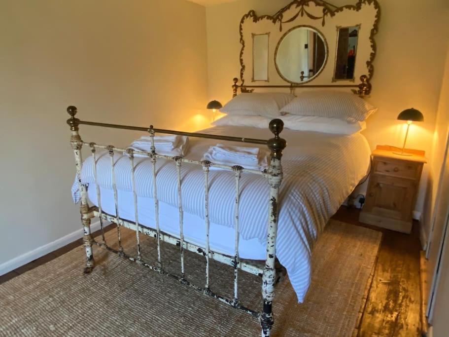 Six-Bedroom House photo 3