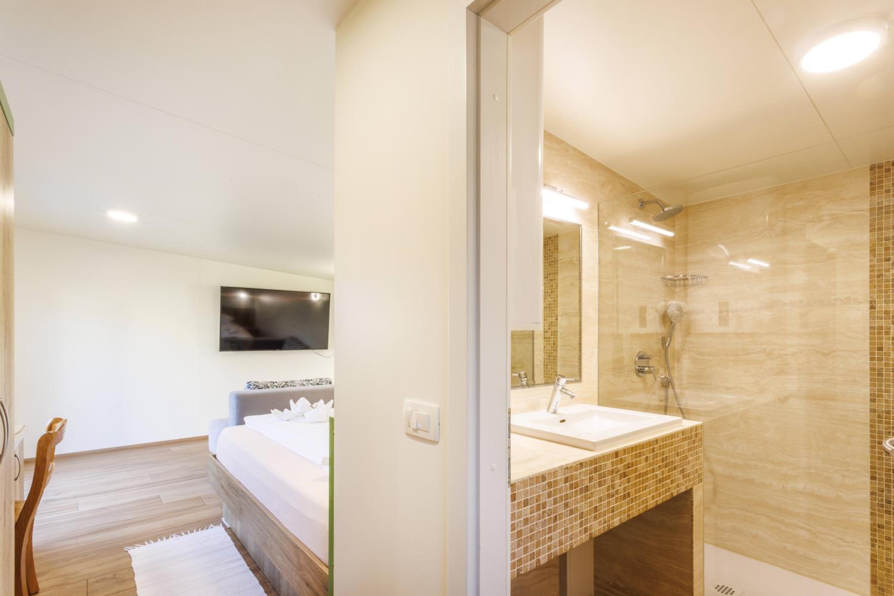 One-Bedroom Bungalow - Photo 4
