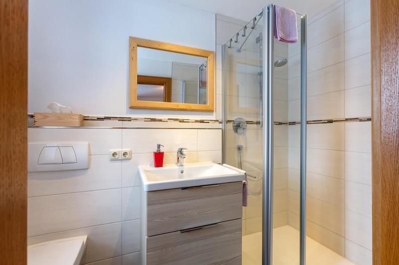 Apartment with Shower photo 2