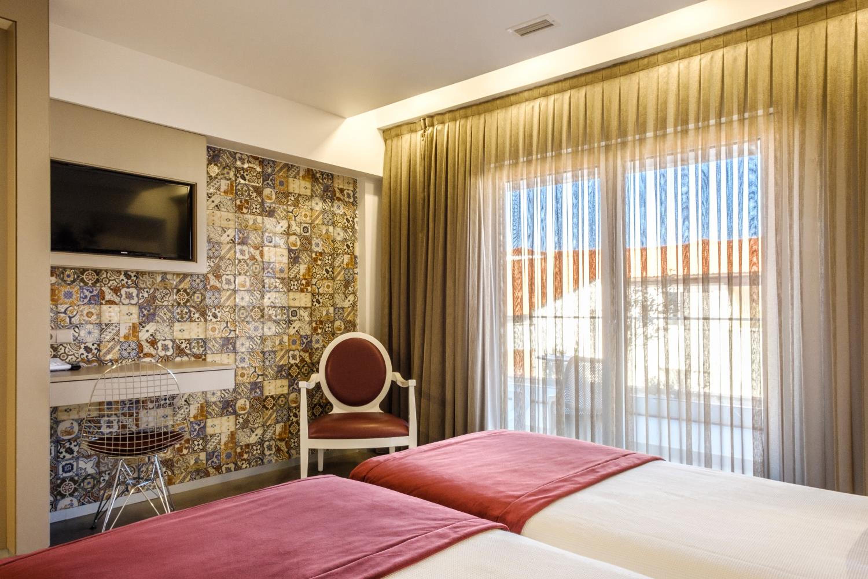 Twin Room with Balcony - Photo 3