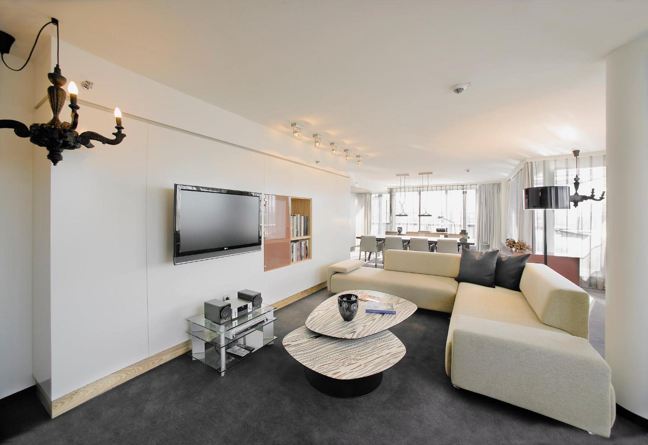 Premium King Room with River View photo 2