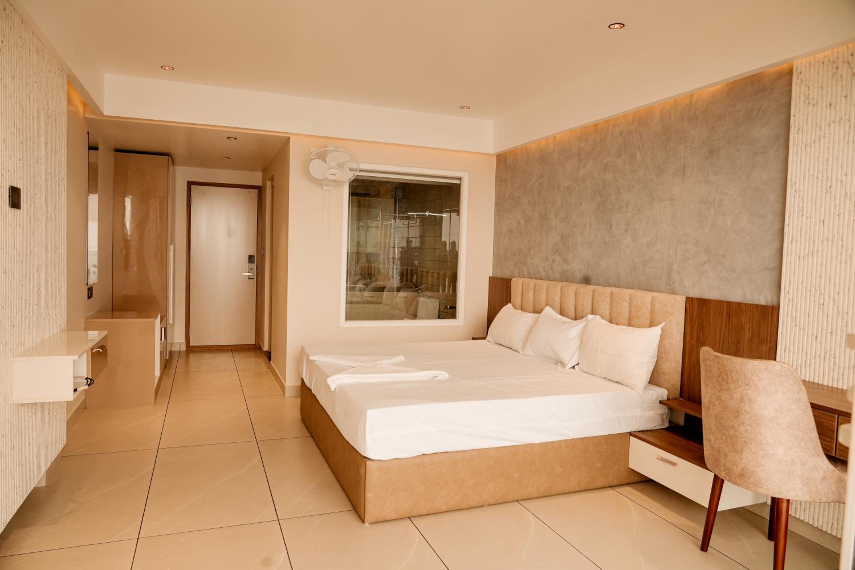Deluxe Double Room with Balcony photo 1