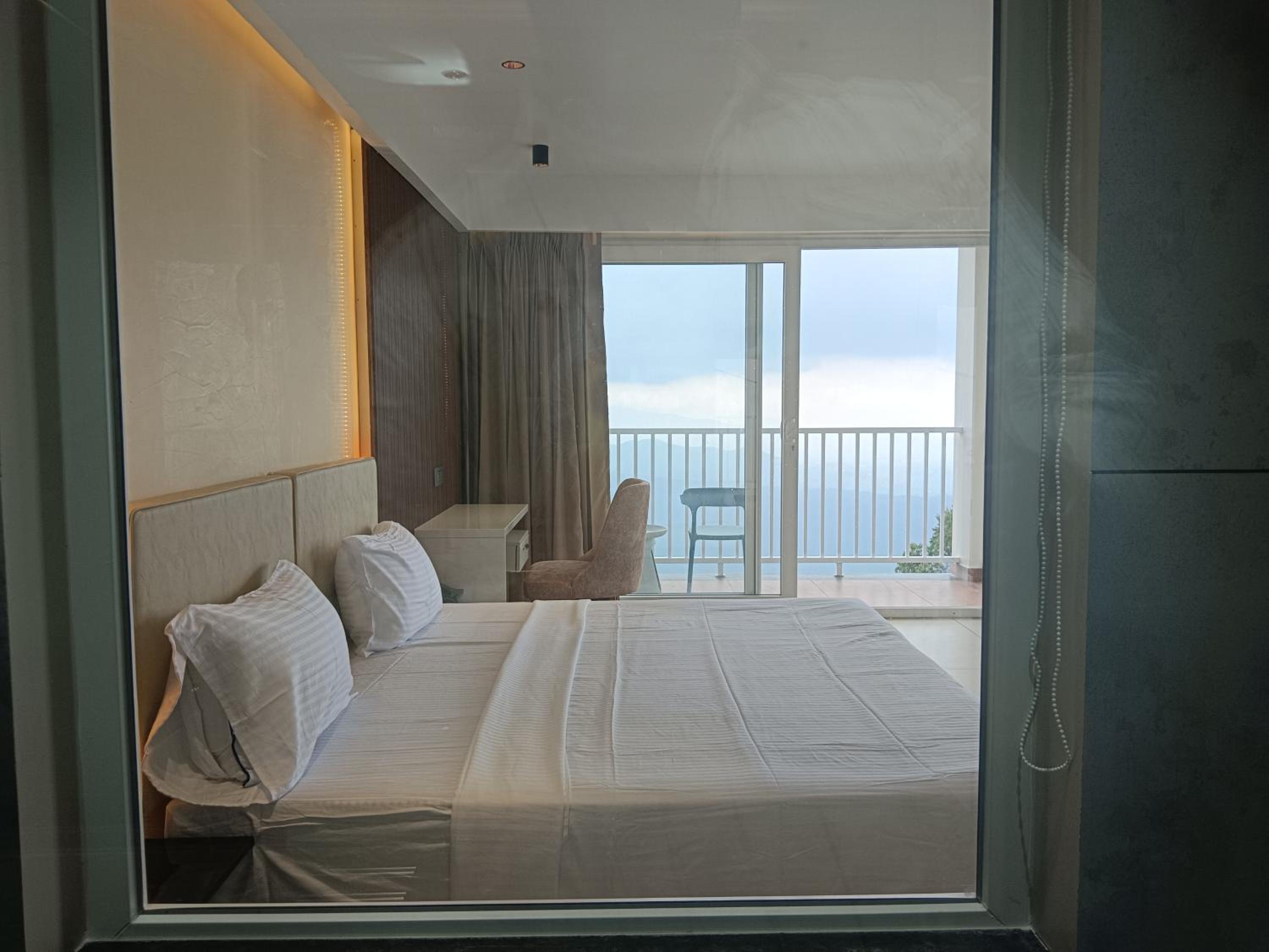 Deluxe Double Room with Balcony photo 3